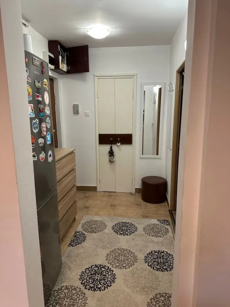 Apartament 2 camere Grigorescu Donath etaj 5/10 - Persoană fizică vând apartament cu două camere decomandate, balcon închis cu termopan. Strada Donath, la doi pași de malul Someșului. Școli, grădinițe, Profi non-stop, stație bus, foarte aproape. 

Instalație electrică schimbată.
Sanitare schimbate.
Centrala termică proprie.
Se vinde mobilat și utilat (TV, mașină de spălat vase, mașină de spălat, frigider).

Agentiile pot prelua anuntul dar nu ofer comision.