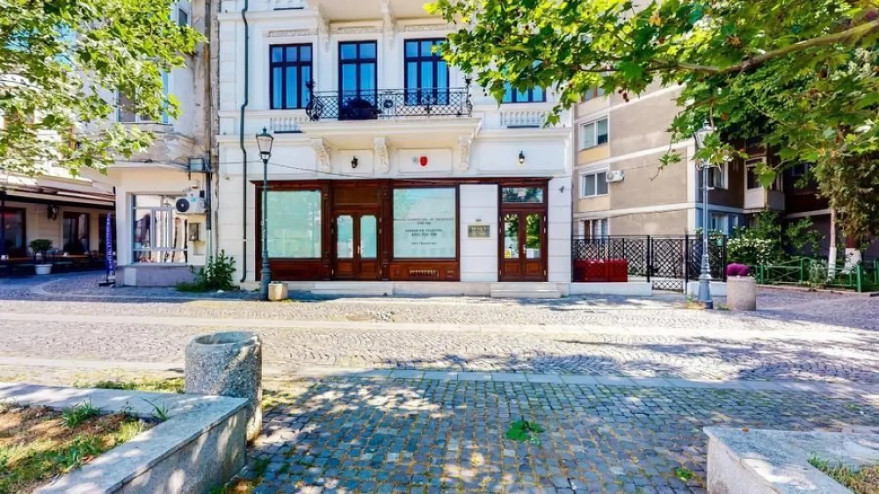 Închiriere spațiu comercial – Centrul Vechi București, lângă Hanul lui Manuc - Disponibil spre închiriere un spațiu comercial excelent poziționat, situat în inima Centrului Vechi, la câțiva pași de Hanul lui Manuc. Locație cu vad intens pietonal, ideală pentru business-uri din zona HoReCa, retail sau servicii premium.

Detalii spațiu:

Suprafață parter: 118,76 mp
Spațiu suplimentar la subsol: 50 mp (perfect pentru depozitare/preparare)
Spatiu exterior terasă (30-35 mese)
Grup sanitar pentru clienți / staff
Vitrină mare la stradă, vizibilitate excelentă
Zonă cu trafic turistic și local ridicat

Spațiul este în prezent ocupat de Uau Gelato (str. Covaci 23), disponibil pentru preluare începând cu data convenită.

Preț chirie: 7.000 € / lună

O oportunitate rară într-una dintre cele mai vizitate și active zone comerciale din București!

Pentru mai multe informații și vizionări, vă rugăm să ne contactați: petru@helloholt.com