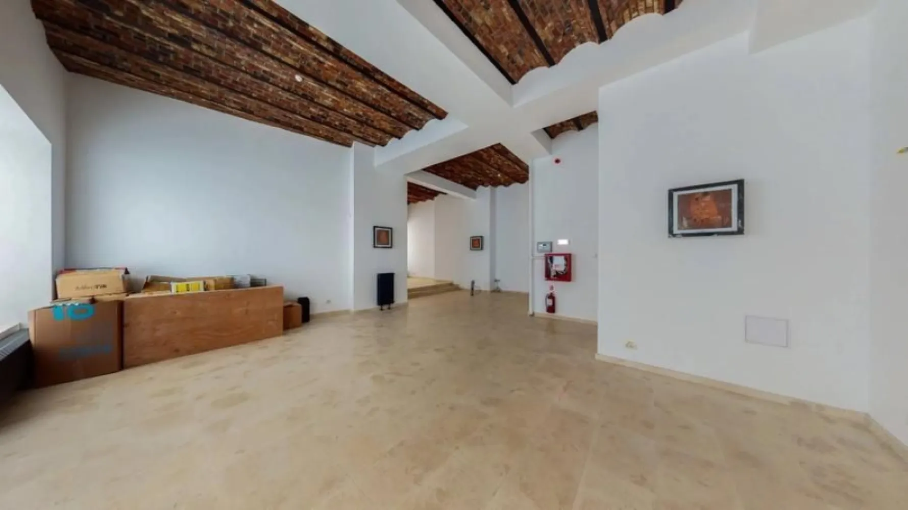 Închiriere spațiu comercial – Centrul Vechi București, lângă Hanul lui Manuc - Disponibil spre închiriere un spațiu comercial excelent poziționat, situat în inima Centrului Vechi, la câțiva pași de Hanul lui Manuc. Locație cu vad intens pietonal, ideală pentru business-uri din zona HoReCa, retail sau servicii premium.

Detalii spațiu:

Suprafață parter: 118,76 mp
Spațiu suplimentar la subsol: 50 mp (perfect pentru depozitare/preparare)
Spatiu exterior terasă (30-35 mese)
Grup sanitar pentru clienți / staff
Vitrină mare la stradă, vizibilitate excelentă
Zonă cu trafic turistic și local ridicat

Spațiul este în prezent ocupat de Uau Gelato (str. Covaci 23), disponibil pentru preluare începând cu data convenită.

Preț chirie: 7.000 € / lună

O oportunitate rară într-una dintre cele mai vizitate și active zone comerciale din București!

Pentru mai multe informații și vizionări, vă rugăm să ne contactați: petru@helloholt.com