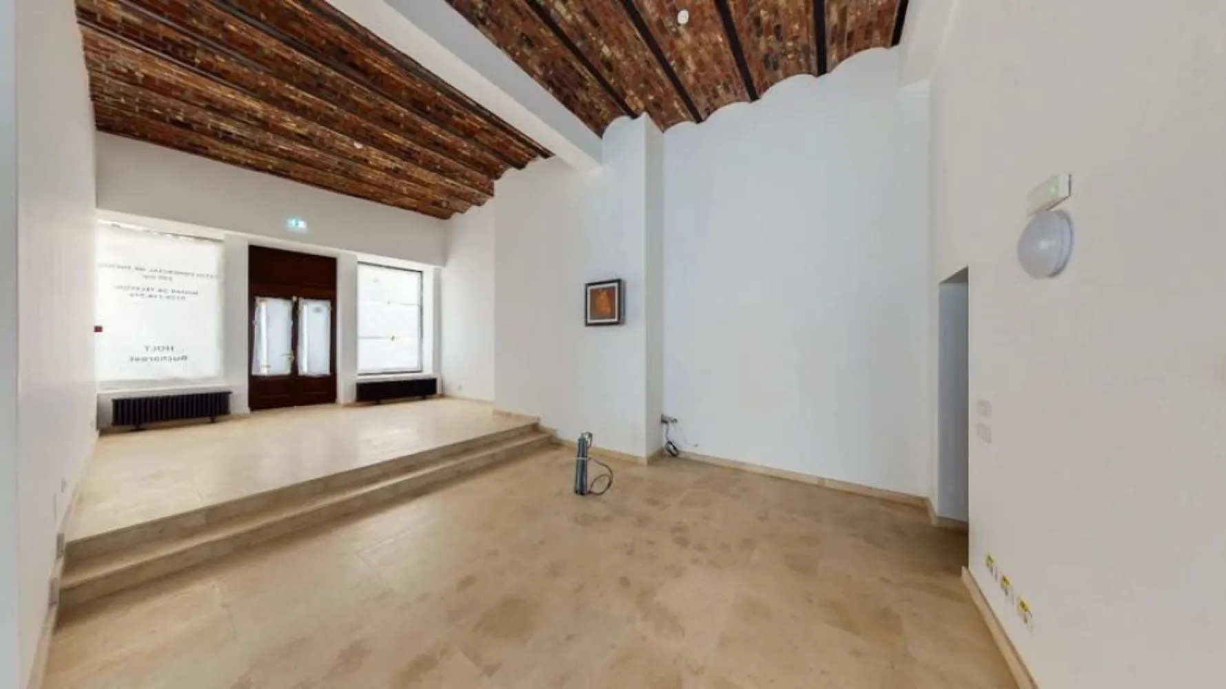 Închiriere spațiu comercial – Centrul Vechi București, lângă Hanul lui Manuc - Disponibil spre închiriere un spațiu comercial excelent poziționat, situat în inima Centrului Vechi, la câțiva pași de Hanul lui Manuc. Locație cu vad intens pietonal, ideală pentru business-uri din zona HoReCa, retail sau servicii premium.

Detalii spațiu:

Suprafață parter: 118,76 mp
Spațiu suplimentar la subsol: 50 mp (perfect pentru depozitare/preparare)
Spatiu exterior terasă (30-35 mese)
Grup sanitar pentru clienți / staff
Vitrină mare la stradă, vizibilitate excelentă
Zonă cu trafic turistic și local ridicat

Spațiul este în prezent ocupat de Uau Gelato (str. Covaci 23), disponibil pentru preluare începând cu data convenită.

Preț chirie: 7.000 € / lună

O oportunitate rară într-una dintre cele mai vizitate și active zone comerciale din București!

Pentru mai multe informații și vizionări, vă rugăm să ne contactați: petru@helloholt.com
