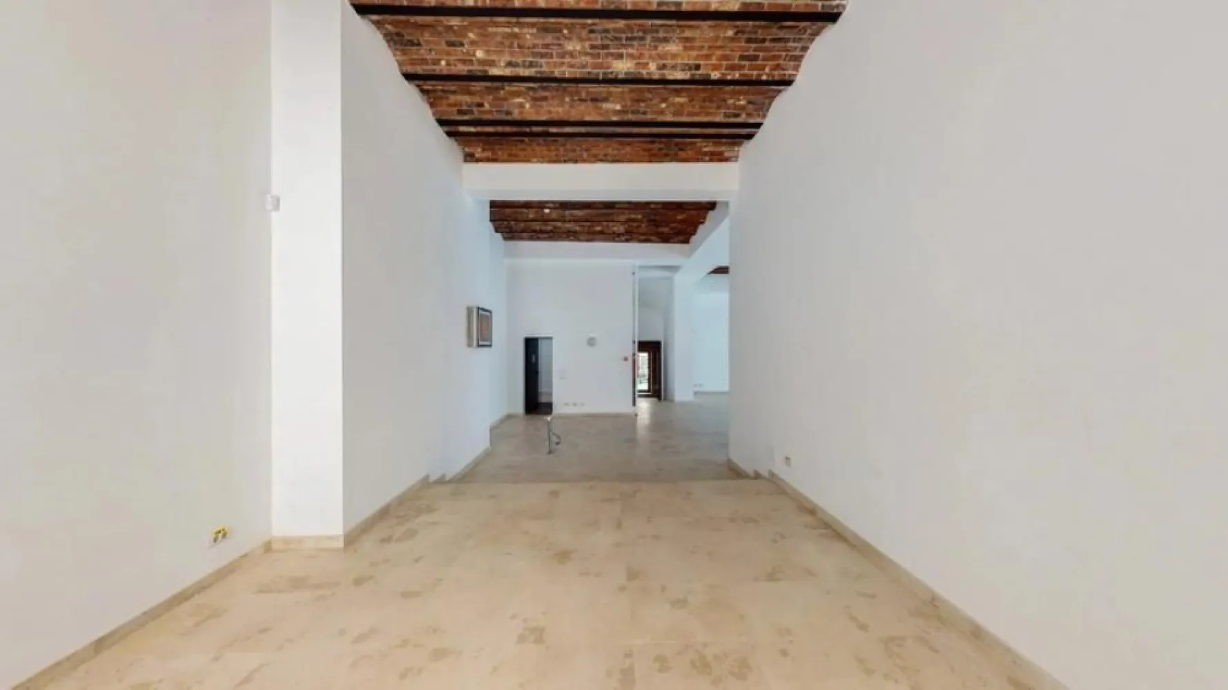 Închiriere spațiu comercial – Centrul Vechi București, lângă Hanul lui Manuc - Disponibil spre închiriere un spațiu comercial excelent poziționat, situat în inima Centrului Vechi, la câțiva pași de Hanul lui Manuc. Locație cu vad intens pietonal, ideală pentru business-uri din zona HoReCa, retail sau servicii premium.

Detalii spațiu:

Suprafață parter: 118,76 mp
Spațiu suplimentar la subsol: 50 mp (perfect pentru depozitare/preparare)
Spatiu exterior terasă (30-35 mese)
Grup sanitar pentru clienți / staff
Vitrină mare la stradă, vizibilitate excelentă
Zonă cu trafic turistic și local ridicat

Spațiul este în prezent ocupat de Uau Gelato (str. Covaci 23), disponibil pentru preluare începând cu data convenită.

Preț chirie: 7.000 € / lună

O oportunitate rară într-una dintre cele mai vizitate și active zone comerciale din București!

Pentru mai multe informații și vizionări, vă rugăm să ne contactați: petru@helloholt.com