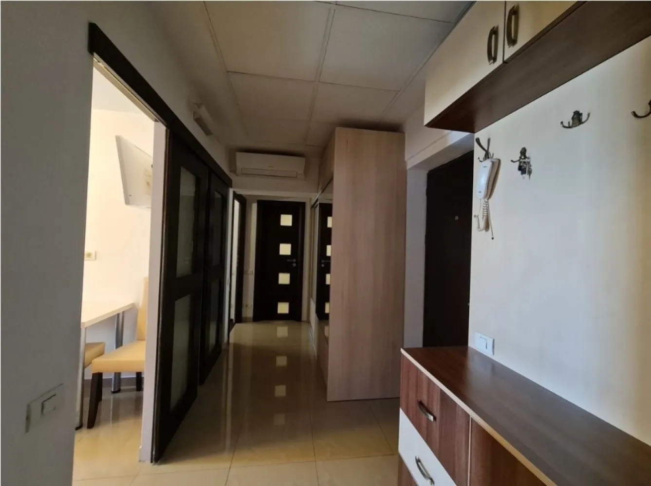 Dristor, Ramnicu Sarat - IMPORTANT!! Accept colaborarea cu agentii doar daca percep comision de la client! Nu sunati inutil! 

Ap. 2 cam., complet mobilat si utilat, contorizat (apa + caldura), etajul 7/10, 2 aparate de aer conditionat, masina de spalat + uscator Samsung Smart, Tv smart in living, bucatarie si dormitor. 
Pret inchiriere 570 euro. Garantie 570 euro contract Anaf, liber de la 1 decembrie