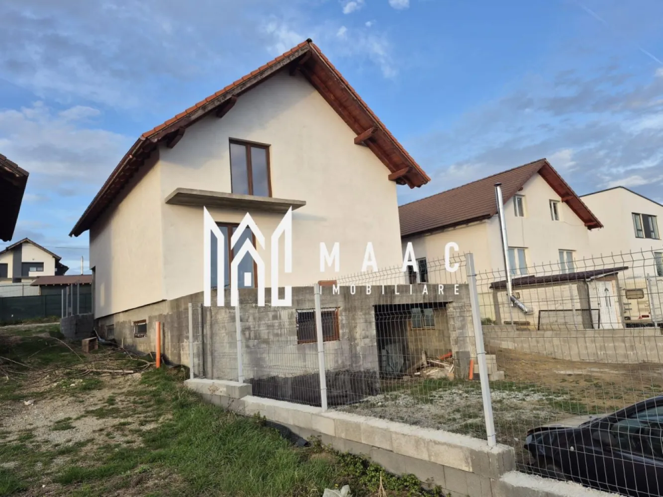 Casa individuala | 150 mp utili | Teren 496 mp | Sura Mare - MAAC Imobiliare vă propune spre vânzare casă individuală situată în localitatea Șura Mare, la doar câteva minute de oraș, într-o zonă aerisită și liniștită, ideală pentru viața de familie. Proprietatea dispune de o suprafață utilă de 150 mp, la care se adaugă un demisol generos de 100 mp, amplasată pe un teren de 496 mp, oferind spațiu amplu atât la interior, cât și la exterior.

Imobilul este compartimentat eficient pe trei niveluri – demisol, parter și mansardă înaltă – fiind proiectat pentru confort, funcționalitate și multiple posibilități de amenajare.

Compartimentare:
-Demisol complet funcțional: garaj generos cu acces facil, cameră tehnică, 2 camere mari pentru depozitare sau amenajări ulterioare (cramă, sală fitness etc.)
-Parter: hol de acces, living luminos, bucătărie spațioasă, cameră multifuncțională (birou/dormitor oaspeți), baie, terasă de 32 mp
-Mansardă înaltă: hol, baie, 3 dormitoare bine compartimentate

Construcția este nouă, realizată cu accent pe durabilitate și confort. Proprietatea beneficiază de planșeu ceramic peste demisol și parter, tehnologie modernă ce asigură izolație termică și fonică superioară. Geamurile tripan contribuie la eficiență energetică și protecție fonică sporită. Casa este racordată la curent, apă și canalizare, iar izolația exterioară din vată bazaltică de 10 cm oferă performanță excelentă în toate anotimpurile.

Terenul este împrejmuit pe 3 laturi cu gard pe fundație de beton și plasă bordurată, asigurând intimitate și siguranță. Curtea generoasă permite multiple opțiuni de amenajare, precum grădină, foișor sau loc de joacă.

Casa se predă la alb pe exterior, cu fațada completă și finalizată, și la roșu pe interior, oferind posibilitatea personalizării finisajelor după preferințe.

Pentru mai multe detalii precizați telefonic că ați văzut anunțul cu CP2575822.
