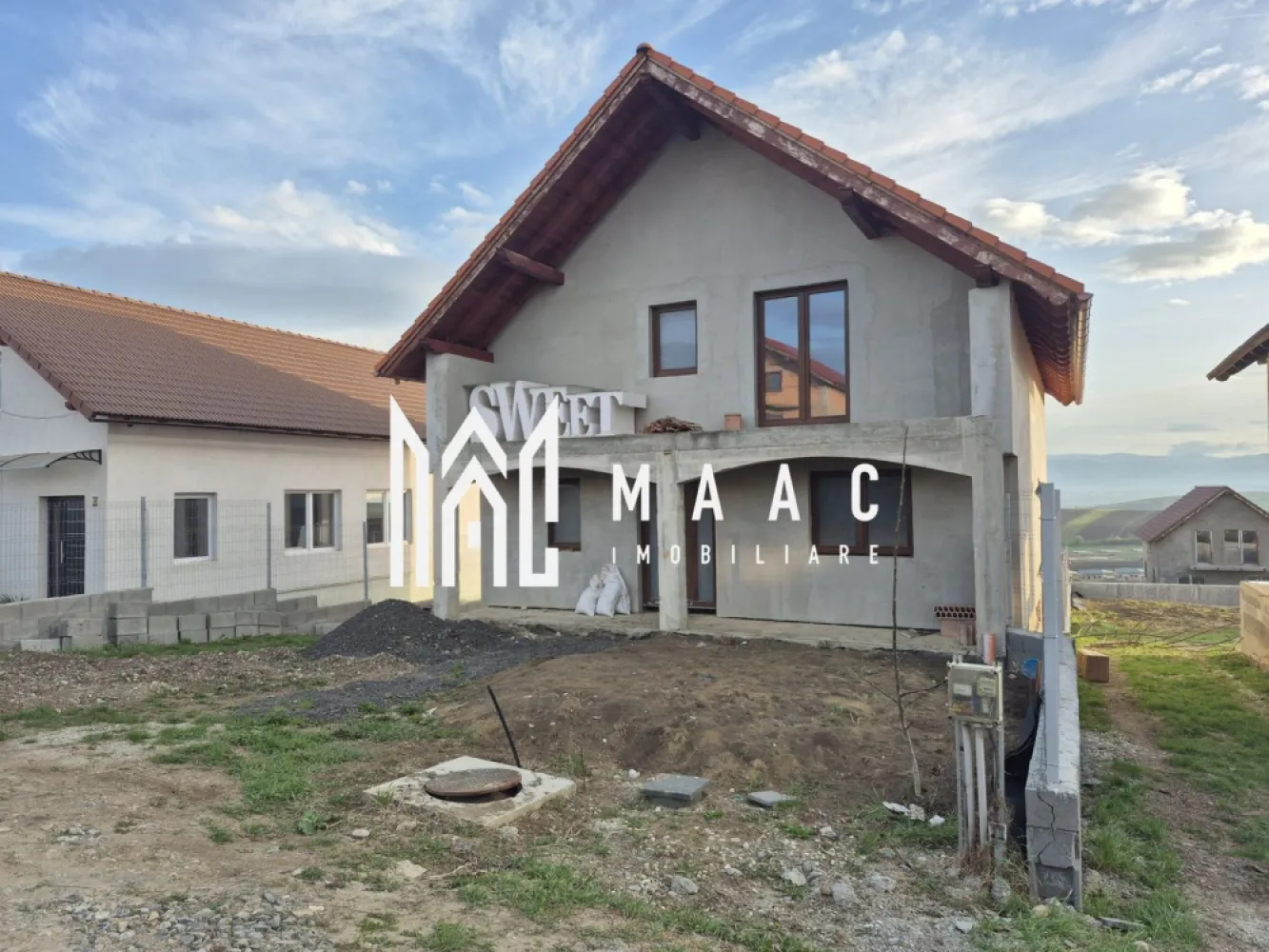 Casa individuala | 150 mp utili | Teren 496 mp | Sura Mare - MAAC Imobiliare vă propune spre vânzare casă individuală situată în localitatea Șura Mare, la doar câteva minute de oraș, într-o zonă aerisită și liniștită, ideală pentru viața de familie. Proprietatea dispune de o suprafață utilă de 150 mp, la care se adaugă un demisol generos de 100 mp, amplasată pe un teren de 496 mp, oferind spațiu amplu atât la interior, cât și la exterior.

Imobilul este compartimentat eficient pe trei niveluri – demisol, parter și mansardă înaltă – fiind proiectat pentru confort, funcționalitate și multiple posibilități de amenajare.

Compartimentare:
-Demisol complet funcțional: garaj generos cu acces facil, cameră tehnică, 2 camere mari pentru depozitare sau amenajări ulterioare (cramă, sală fitness etc.)
-Parter: hol de acces, living luminos, bucătărie spațioasă, cameră multifuncțională (birou/dormitor oaspeți), baie, terasă de 32 mp
-Mansardă înaltă: hol, baie, 3 dormitoare bine compartimentate

Construcția este nouă, realizată cu accent pe durabilitate și confort. Proprietatea beneficiază de planșeu ceramic peste demisol și parter, tehnologie modernă ce asigură izolație termică și fonică superioară. Geamurile tripan contribuie la eficiență energetică și protecție fonică sporită. Casa este racordată la curent, apă și canalizare, iar izolația exterioară din vată bazaltică de 10 cm oferă performanță excelentă în toate anotimpurile.

Terenul este împrejmuit pe 3 laturi cu gard pe fundație de beton și plasă bordurată, asigurând intimitate și siguranță. Curtea generoasă permite multiple opțiuni de amenajare, precum grădină, foișor sau loc de joacă.

Casa se predă la alb pe exterior, cu fațada completă și finalizată, și la roșu pe interior, oferind posibilitatea personalizării finisajelor după preferințe.

Pentru mai multe detalii precizați telefonic că ați văzut anunțul cu CP2575822.