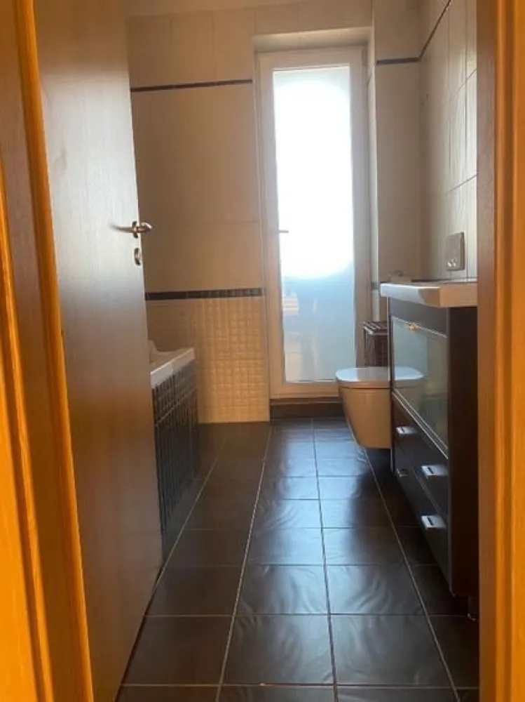 Vand Apartament 5 camere duplex-doua locuri de parcare Soseaua Nordului - Apartament 5 camere,din care: 4 dormitoare,4 bai,plus bucatarie inchisa cu perete sticla,terasa deschisa de aproximativ 50 mp.la ultimul etaj, Pretul apartamentului,include 2 locuri de parcare Klaus si o boxa.