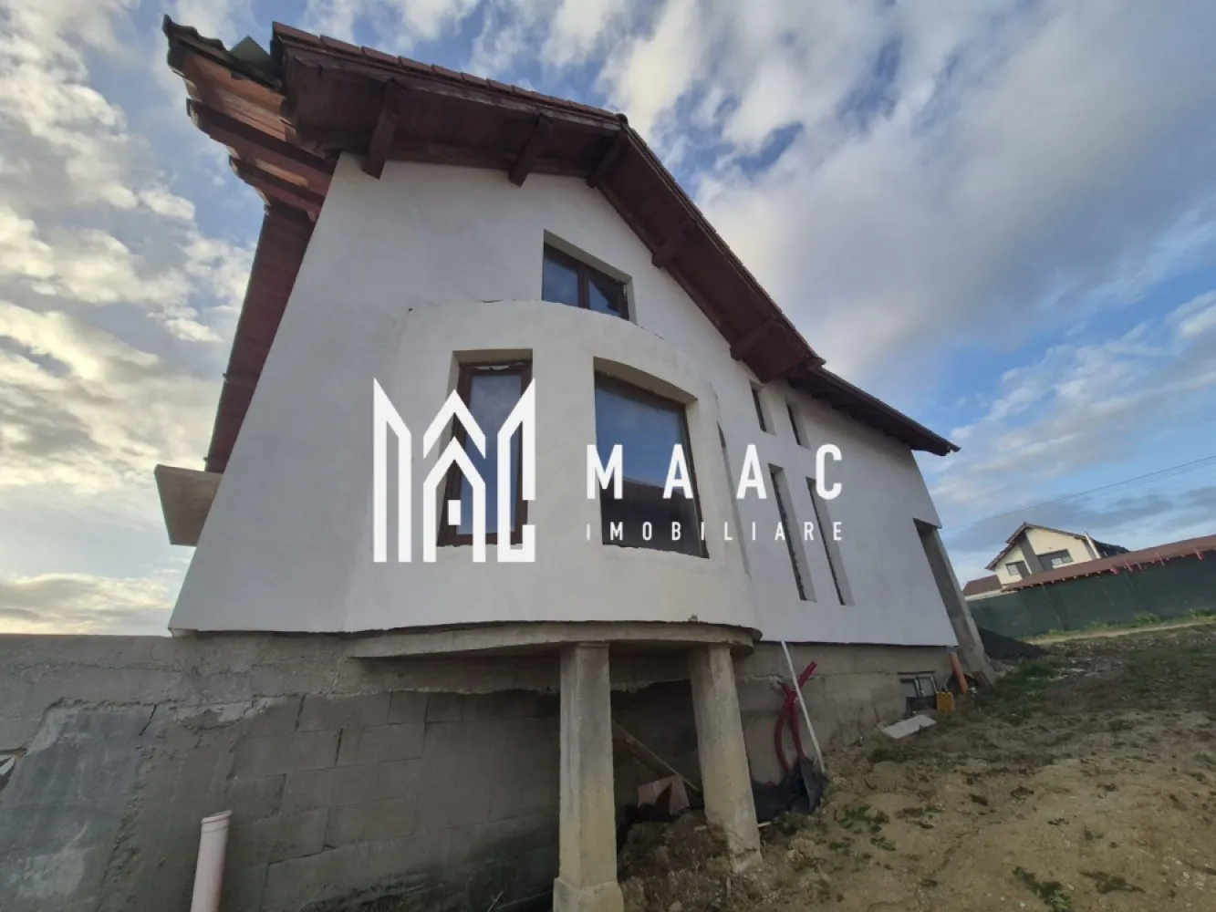 Casa individuala | 150 mp utili | Teren 496 mp | Sura Mare - MAAC Imobiliare vă propune spre vânzare casă individuală situată în localitatea Șura Mare, la doar câteva minute de oraș, într-o zonă aerisită și liniștită, ideală pentru viața de familie. Proprietatea dispune de o suprafață utilă de 150 mp, la care se adaugă un demisol generos de 100 mp, amplasată pe un teren de 496 mp, oferind spațiu amplu atât la interior, cât și la exterior.

Imobilul este compartimentat eficient pe trei niveluri – demisol, parter și mansardă înaltă – fiind proiectat pentru confort, funcționalitate și multiple posibilități de amenajare.

Compartimentare:
-Demisol complet funcțional: garaj generos cu acces facil, cameră tehnică, 2 camere mari pentru depozitare sau amenajări ulterioare (cramă, sală fitness etc.)
-Parter: hol de acces, living luminos, bucătărie spațioasă, cameră multifuncțională (birou/dormitor oaspeți), baie, terasă de 32 mp
-Mansardă înaltă: hol, baie, 3 dormitoare bine compartimentate

Construcția este nouă, realizată cu accent pe durabilitate și confort. Proprietatea beneficiază de planșeu ceramic peste demisol și parter, tehnologie modernă ce asigură izolație termică și fonică superioară. Geamurile tripan contribuie la eficiență energetică și protecție fonică sporită. Casa este racordată la curent, apă și canalizare, iar izolația exterioară din vată bazaltică de 10 cm oferă performanță excelentă în toate anotimpurile.

Terenul este împrejmuit pe 3 laturi cu gard pe fundație de beton și plasă bordurată, asigurând intimitate și siguranță. Curtea generoasă permite multiple opțiuni de amenajare, precum grădină, foișor sau loc de joacă.

Casa se predă la alb pe exterior, cu fațada completă și finalizată, și la roșu pe interior, oferind posibilitatea personalizării finisajelor după preferințe.

Pentru mai multe detalii precizați telefonic că ați văzut anunțul cu CP2575822.