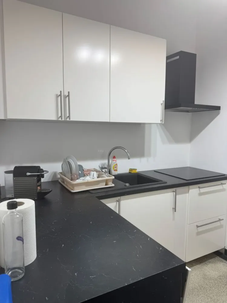 BRASADAS închiriază ap 3 cam etaj 1/3 Universitate. - Agenția imobiliara BRASADAS închiriază apartament cu 3 camere, decomandat, situat in zona Universitate, Piata Rosetti, foarte spatios si luminos, având acces imediat la metrou, Universitatea Bucuresti, Teatrul National, cat și la toate facilitatile centrale.
Apartamentul este pretabil pentru o familie/cuplu, are doua bai si este situat la etajul 1 intr-un imobil interbelic de tip butic, cu 3 etaje si parter inalt, protejat de zgomotul bulevardului principal, având în vedere ca se află in planul 2. Încălzirea este centralizata, iar apartamentul a fost recent renovat, fiind dotat cu aer conditionat si bucatarie complet utilitata, cat și un balcon deschis. Momentan, apartamentul nu este mobilat, dar se poate mobila la cerere.
www.brasadas.com.