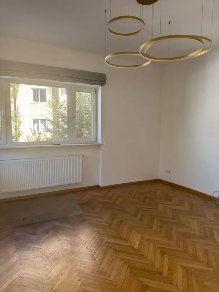 BRASADAS închiriază ap 3 cam etaj 1/3 Universitate. - Agenția imobiliara BRASADAS închiriază apartament cu 3 camere, decomandat, situat in zona Universitate, Piata Rosetti, foarte spatios si luminos, având acces imediat la metrou, Universitatea Bucuresti, Teatrul National, cat și la toate facilitatile centrale.
Apartamentul este pretabil pentru o familie/cuplu, are doua bai si este situat la etajul 1 intr-un imobil interbelic de tip butic, cu 3 etaje si parter inalt, protejat de zgomotul bulevardului principal, având în vedere ca se află in planul 2. Încălzirea este centralizata, iar apartamentul a fost recent renovat, fiind dotat cu aer conditionat si bucatarie complet utilitata, cat și un balcon deschis. Momentan, apartamentul nu este mobilat, dar se poate mobila la cerere.
www.brasadas.com.