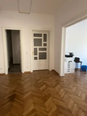 BRASADAS închiriază ap 3 cam etaj 1/3 Universitate.
