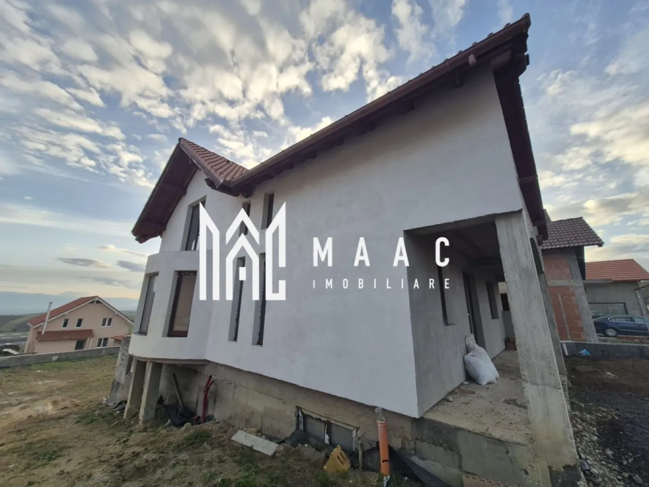 Casa individuala | 150 mp utili | Teren 496 mp | Sura Mare - MAAC Imobiliare vă propune spre vânzare casă individuală situată în localitatea Șura Mare, la doar câteva minute de oraș, într-o zonă aerisită și liniștită, ideală pentru viața de familie. Proprietatea dispune de o suprafață utilă de 150 mp, la care se adaugă un demisol generos de 100 mp, amplasată pe un teren de 496 mp, oferind spațiu amplu atât la interior, cât și la exterior.

Imobilul este compartimentat eficient pe trei niveluri – demisol, parter și mansardă înaltă – fiind proiectat pentru confort, funcționalitate și multiple posibilități de amenajare.

Compartimentare:
-Demisol complet funcțional: garaj generos cu acces facil, cameră tehnică, 2 camere mari pentru depozitare sau amenajări ulterioare (cramă, sală fitness etc.)
-Parter: hol de acces, living luminos, bucătărie spațioasă, cameră multifuncțională (birou/dormitor oaspeți), baie, terasă de 32 mp
-Mansardă înaltă: hol, baie, 3 dormitoare bine compartimentate

Construcția este nouă, realizată cu accent pe durabilitate și confort. Proprietatea beneficiază de planșeu ceramic peste demisol și parter, tehnologie modernă ce asigură izolație termică și fonică superioară. Geamurile tripan contribuie la eficiență energetică și protecție fonică sporită. Casa este racordată la curent, apă și canalizare, iar izolația exterioară din vată bazaltică de 10 cm oferă performanță excelentă în toate anotimpurile.

Terenul este împrejmuit pe 3 laturi cu gard pe fundație de beton și plasă bordurată, asigurând intimitate și siguranță. Curtea generoasă permite multiple opțiuni de amenajare, precum grădină, foișor sau loc de joacă.

Casa se predă la alb pe exterior, cu fațada completă și finalizată, și la roșu pe interior, oferind posibilitatea personalizării finisajelor după preferințe.

Pentru mai multe detalii precizați telefonic că ați văzut anunțul cu CP2575822.