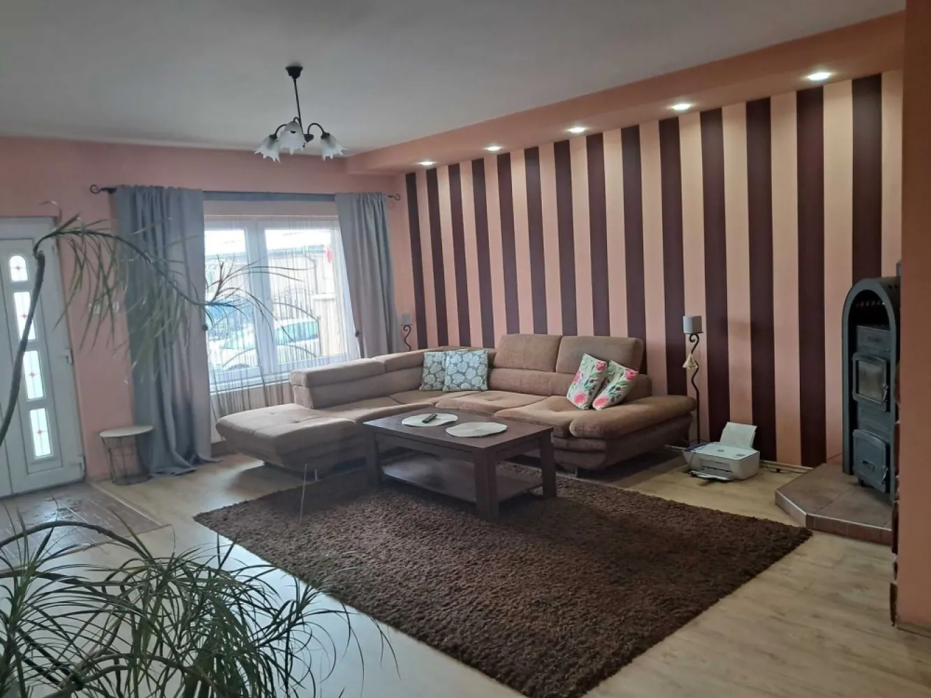 BRASADAS vinde casa tip duplex în zona CLOSCA. - BRASADAS vinde casa tip duplex, 145 m2, teren 250 m2, zona Closca
Parter open space , living, dining, bucatarie , baie , terasa
Etaj, 2 dormitoare, 1 baie nefinisata, beci si garaj sub toata casa.
Www.brasadas.com.