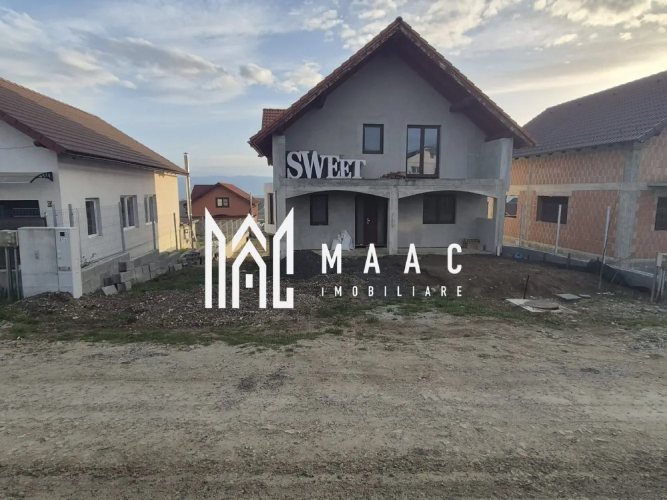 Casa individuala | 150 mp utili | Teren 496 mp | Sura Mare - MAAC Imobiliare vă propune spre vânzare casă individuală situată în localitatea Șura Mare, la doar câteva minute de oraș, într-o zonă aerisită și liniștită, ideală pentru viața de familie. Proprietatea dispune de o suprafață utilă de 150 mp, la care se adaugă un demisol generos de 100 mp, amplasată pe un teren de 496 mp, oferind spațiu amplu atât la interior, cât și la exterior.

Imobilul este compartimentat eficient pe trei niveluri – demisol, parter și mansardă înaltă – fiind proiectat pentru confort, funcționalitate și multiple posibilități de amenajare.

Compartimentare:
-Demisol complet funcțional: garaj generos cu acces facil, cameră tehnică, 2 camere mari pentru depozitare sau amenajări ulterioare (cramă, sală fitness etc.)
-Parter: hol de acces, living luminos, bucătărie spațioasă, cameră multifuncțională (birou/dormitor oaspeți), baie, terasă de 32 mp
-Mansardă înaltă: hol, baie, 3 dormitoare bine compartimentate

Construcția este nouă, realizată cu accent pe durabilitate și confort. Proprietatea beneficiază de planșeu ceramic peste demisol și parter, tehnologie modernă ce asigură izolație termică și fonică superioară. Geamurile tripan contribuie la eficiență energetică și protecție fonică sporită. Casa este racordată la curent, apă și canalizare, iar izolația exterioară din vată bazaltică de 10 cm oferă performanță excelentă în toate anotimpurile.

Terenul este împrejmuit pe 3 laturi cu gard pe fundație de beton și plasă bordurată, asigurând intimitate și siguranță. Curtea generoasă permite multiple opțiuni de amenajare, precum grădină, foișor sau loc de joacă.

Casa se predă la alb pe exterior, cu fațada completă și finalizată, și la roșu pe interior, oferind posibilitatea personalizării finisajelor după preferințe.

Pentru mai multe detalii precizați telefonic că ați văzut anunțul cu CP2575822.