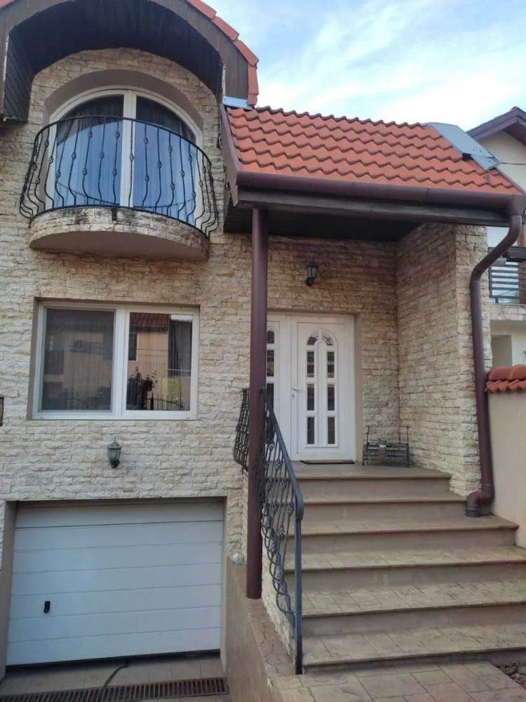 BRASADAS vinde casa tip duplex în zona CLOSCA. - BRASADAS vinde casa tip duplex, 145 m2, teren 250 m2, zona Closca
Parter open space , living, dining, bucatarie , baie , terasa
Etaj, 2 dormitoare, 1 baie nefinisata, beci si garaj sub toata casa.
Www.brasadas.com.