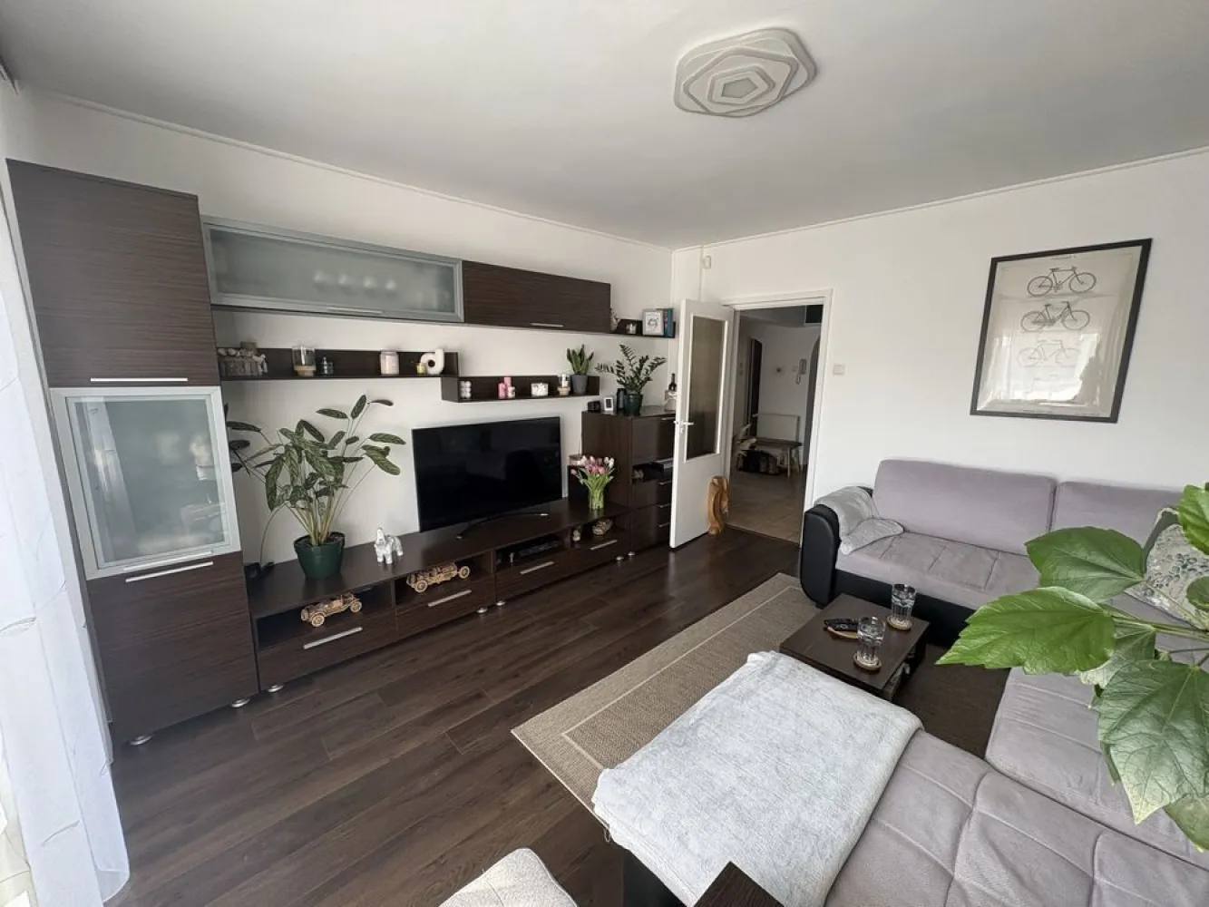 Apartament 4 camere - De vanzare apartament cu 4 camere cu suprafata de 92 mp, cu acoperis din tabla, zona str. Careiului la etajul 4/4, bloc din BCA.
 Apartamentul are camerele decomandate, cu hol central spatios, 2 bai, 1 balcon inchis, geamuri termopane, jaluzele din aluminiu cu plase de insecte incorporate, 1 depozit cu intrarea din casa scarii si boxa beci de 10mp.
- Se vinde utilat și mobilat complet
- Centrala termica noua, aer conditionat, masina de spalat, masina de spalat vase, plita pe gaz, cuptor electric, hota, combina frigorifica
Pret: 97.000 € negociabil
