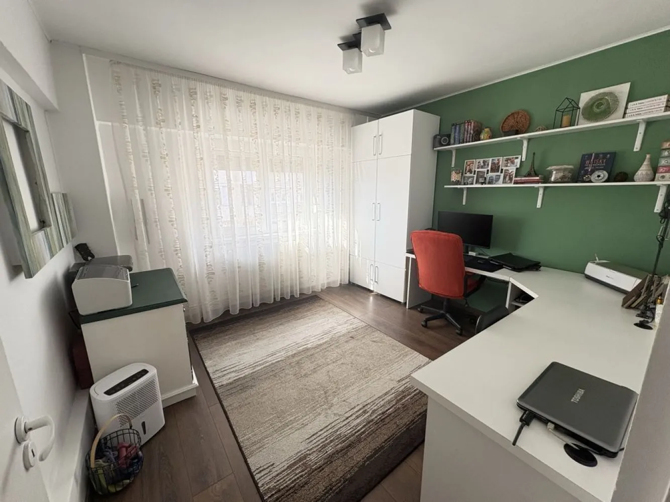 Apartament 4 camere - De vanzare apartament cu 4 camere cu suprafata de 92 mp, cu acoperis din tabla, zona str. Careiului la etajul 4/4, bloc din BCA.
 Apartamentul are camerele decomandate, cu hol central spatios, 2 bai, 1 balcon inchis, geamuri termopane, jaluzele din aluminiu cu plase de insecte incorporate, 1 depozit cu intrarea din casa scarii si boxa beci de 10mp.
- Se vinde utilat și mobilat complet
- Centrala termica noua, aer conditionat, masina de spalat, masina de spalat vase, plita pe gaz, cuptor electric, hota, combina frigorifica
Pret: 97.000 € negociabil