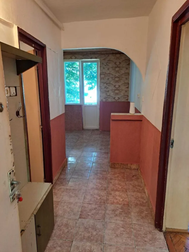 BRASADAS vinde Garsoniera lux 37 mp. Zona Ostrovului. - Agenția imobiliara BRASADAS vinde garsonieră lux cu o suprafață totală de 37 mp la etajul 1. Compus din camera mare decomandata și luminoasă, bucatarie, baie, hol și balcon, compartimentarea fiind foarte bine făcută. Toate încăperile sunt separate și destul de spațioase. Balconul se poate închide, după preferințe. 
Garsoniera se vinde goală și se poate amenaja după preferințe cât și pentru investiție dacă se dorește închirierea.
Scara este securizată cu interfon și întreținută curat. 
Magazine, școli și mijloace de transport în comun sunt aproape,
 Zona este în dezvoltare dar liniștită.