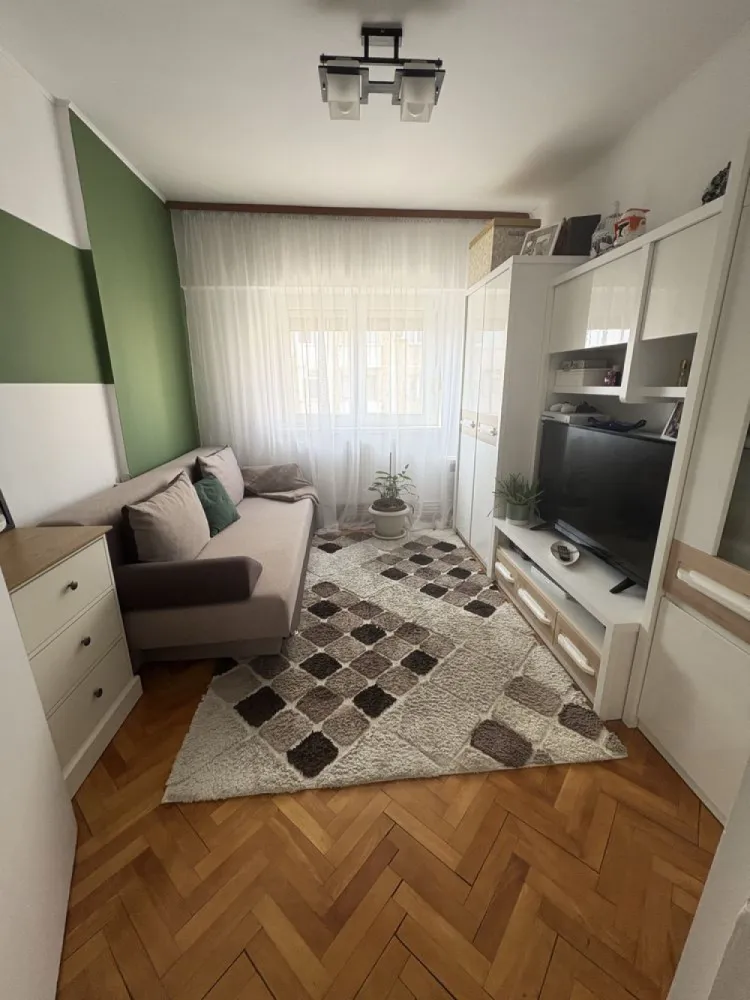 Apartament 4 camere - De vanzare apartament cu 4 camere cu suprafata de 92 mp, cu acoperis din tabla, zona str. Careiului la etajul 4/4, bloc din BCA.
 Apartamentul are camerele decomandate, cu hol central spatios, 2 bai, 1 balcon inchis, geamuri termopane, jaluzele din aluminiu cu plase de insecte incorporate, 1 depozit cu intrarea din casa scarii si boxa beci de 10mp.
- Se vinde utilat și mobilat complet
- Centrala termica noua, aer conditionat, masina de spalat, masina de spalat vase, plita pe gaz, cuptor electric, hota, combina frigorifica
Pret: 97.000 € negociabil