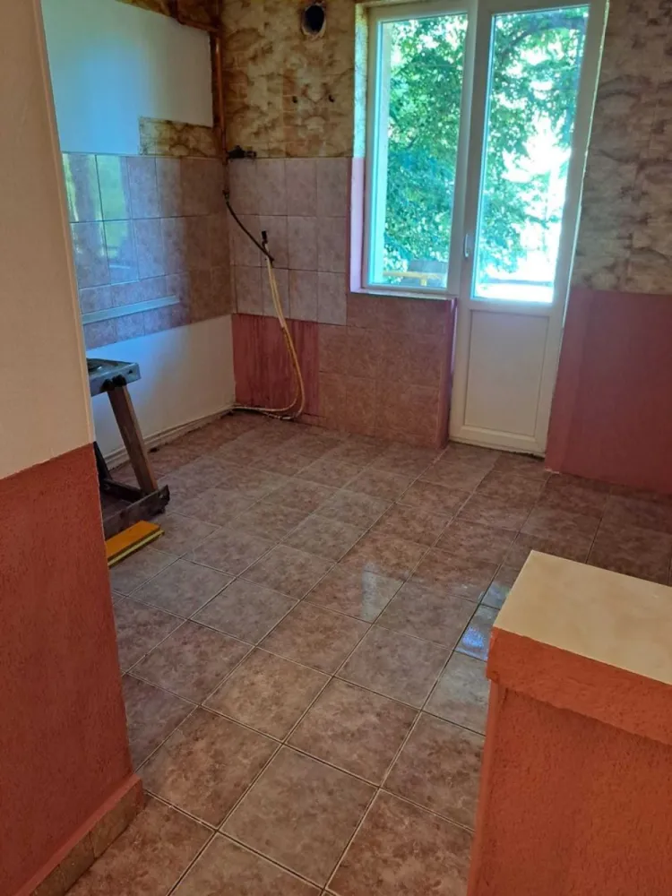 BRASADAS vinde Garsoniera lux 37 mp. Zona Ostrovului. - Agenția imobiliara BRASADAS vinde garsonieră lux cu o suprafață totală de 37 mp la etajul 1. Compus din camera mare decomandata și luminoasă, bucatarie, baie, hol și balcon, compartimentarea fiind foarte bine făcută. Toate încăperile sunt separate și destul de spațioase. Balconul se poate închide, după preferințe. 
Garsoniera se vinde goală și se poate amenaja după preferințe cât și pentru investiție dacă se dorește închirierea.
Scara este securizată cu interfon și întreținută curat. 
Magazine, școli și mijloace de transport în comun sunt aproape,
 Zona este în dezvoltare dar liniștită.