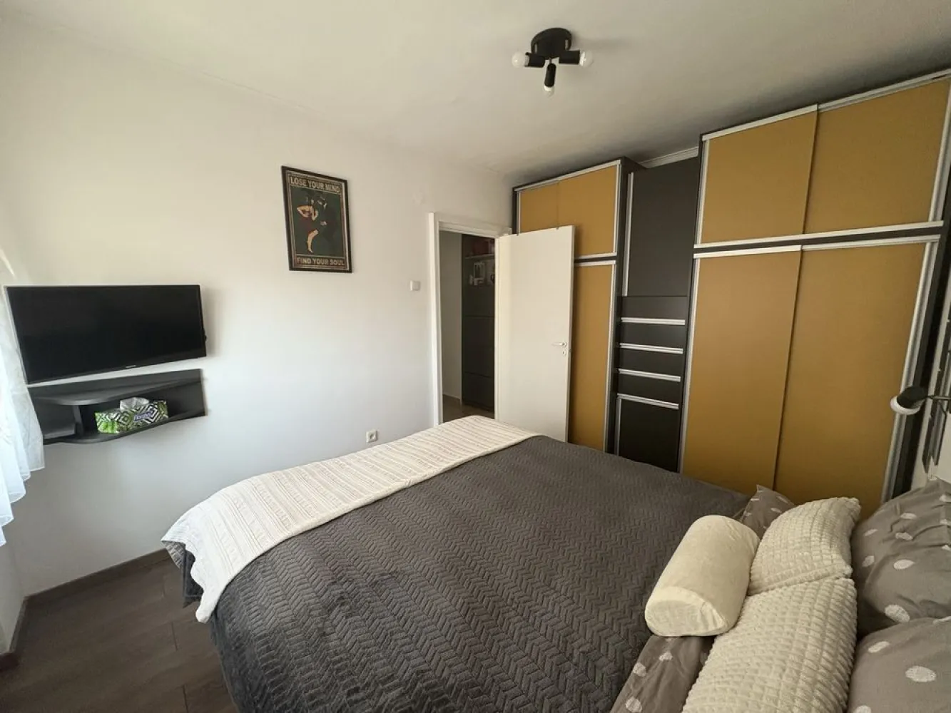Apartament 4 camere - De vanzare apartament cu 4 camere cu suprafata de 92 mp, cu acoperis din tabla, zona str. Careiului la etajul 4/4, bloc din BCA.
 Apartamentul are camerele decomandate, cu hol central spatios, 2 bai, 1 balcon inchis, geamuri termopane, jaluzele din aluminiu cu plase de insecte incorporate, 1 depozit cu intrarea din casa scarii si boxa beci de 10mp.
- Se vinde utilat și mobilat complet
- Centrala termica noua, aer conditionat, masina de spalat, masina de spalat vase, plita pe gaz, cuptor electric, hota, combina frigorifica
Pret: 97.000 € negociabil