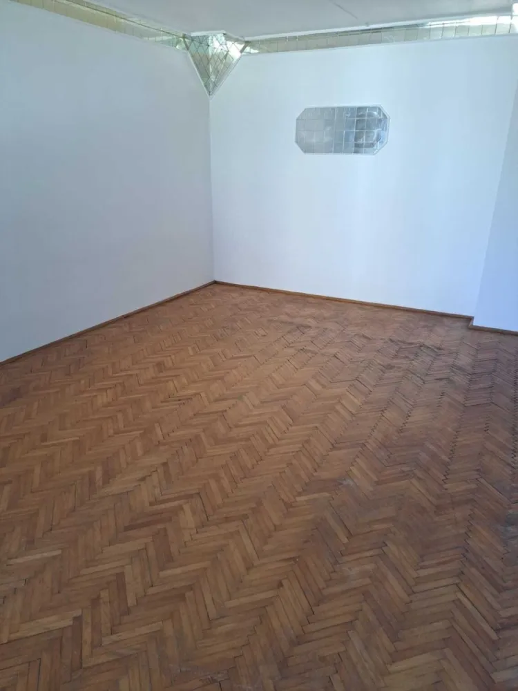 BRASADAS vinde Garsoniera lux 37 mp. Zona Ostrovului. - Agenția imobiliara BRASADAS vinde garsonieră lux cu o suprafață totală de 37 mp la etajul 1. Compus din camera mare decomandata și luminoasă, bucatarie, baie, hol și balcon, compartimentarea fiind foarte bine făcută. Toate încăperile sunt separate și destul de spațioase. Balconul se poate închide, după preferințe. 
Garsoniera se vinde goală și se poate amenaja după preferințe cât și pentru investiție dacă se dorește închirierea.
Scara este securizată cu interfon și întreținută curat. 
Magazine, școli și mijloace de transport în comun sunt aproape,
 Zona este în dezvoltare dar liniștită.