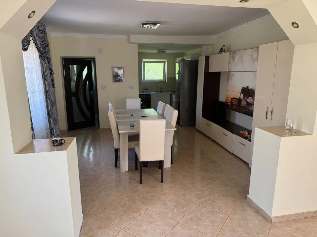 Casa de vanzare Bocicau - Vand casa in Bocicau , Com Tarna Mare, Casa dispune de curent electric , apa , 2 camere , living mare , bucatarie , baie , anexa in spate , șură . Casa este renovata in interior. Teren 60 ari mai multe detalii in privat sau la numaru de telefon : 07******04
