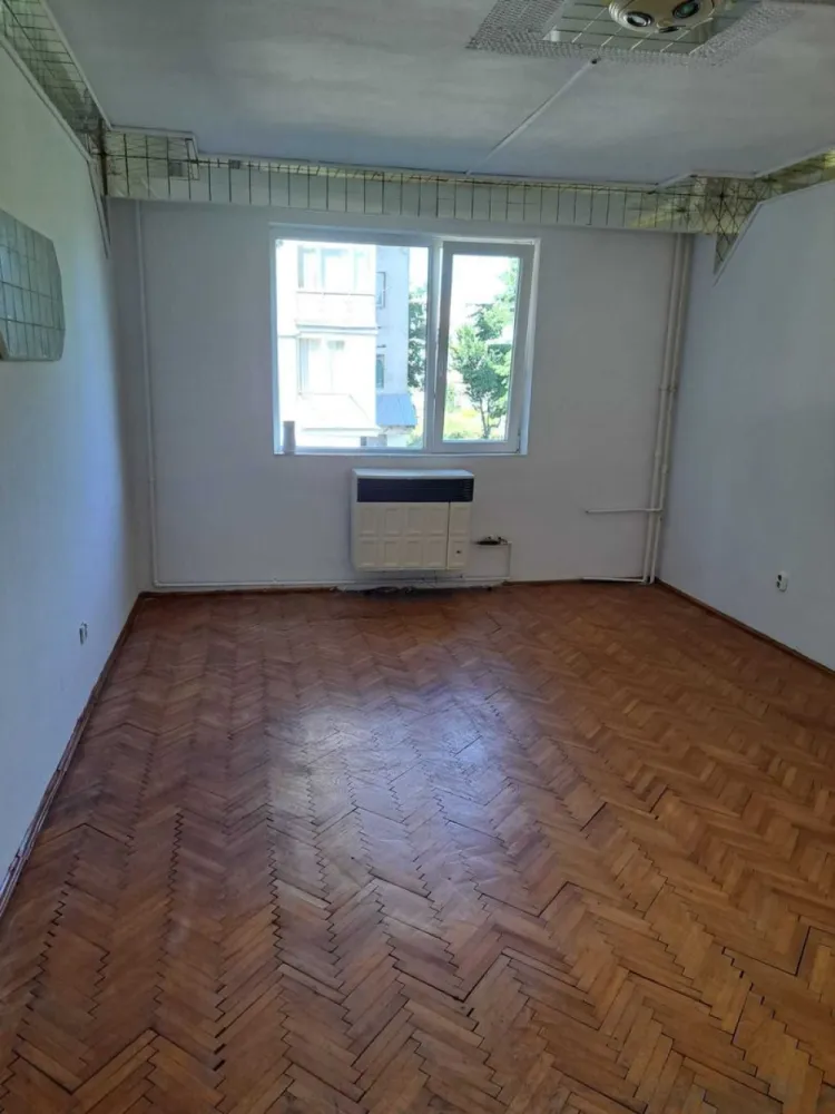 BRASADAS vinde Garsoniera lux 37 mp. Zona Ostrovului. - Agenția imobiliara BRASADAS vinde garsonieră lux cu o suprafață totală de 37 mp la etajul 1. Compus din camera mare decomandata și luminoasă, bucatarie, baie, hol și balcon, compartimentarea fiind foarte bine făcută. Toate încăperile sunt separate și destul de spațioase. Balconul se poate închide, după preferințe. 
Garsoniera se vinde goală și se poate amenaja după preferințe cât și pentru investiție dacă se dorește închirierea.
Scara este securizată cu interfon și întreținută curat. 
Magazine, școli și mijloace de transport în comun sunt aproape,
 Zona este în dezvoltare dar liniștită.