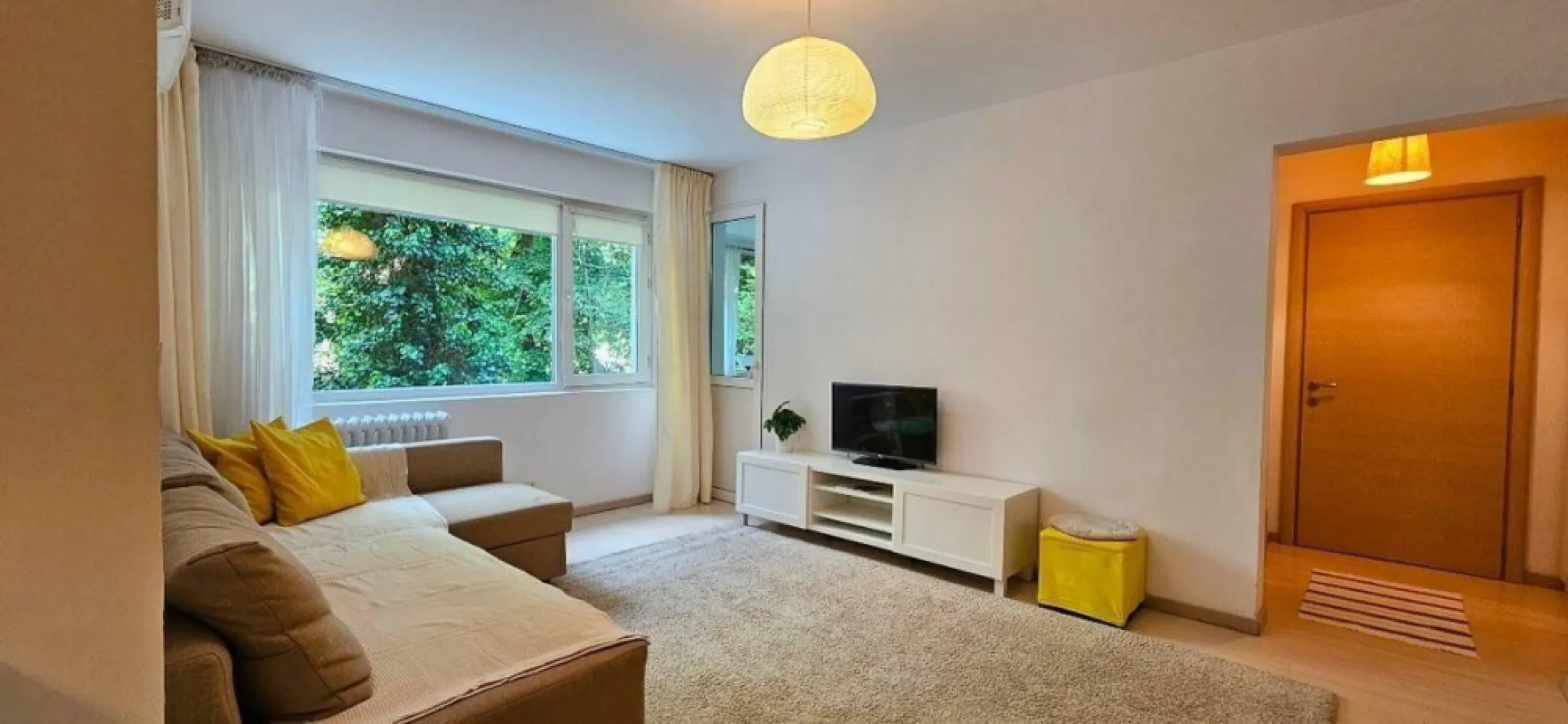 Apartament langa Parcul si Metroul Bazilescu, Blvd. Bucurestii Noi - Apartament de vânzare în zona Bazilescu, situat într-o locaţie liniştită, retrasă de la bulevard şi înconjurată de multă verdeaţă. Imobilul se află în imediata apropiere a Parcului Bazilescu, staţiei de metrou Bazilescu, şcoli, grădiniţe şi Biserica Bazilescu.

Poziţionarea este excelentă asigurand accesul rapid la Mall Băneasa şi Parcul Herăstrău (in doar 10- 15 minute), la Piaţa Victoriei si aeroport Otopeni. Metroul pe Magistrala 4 este in lucru pentru a asigura legatura cu aeroportul Otopeni.

Blocul este reabilitat termic şi nu are risc seismic (an constructie 1967, dar evaluat ca fara risc) . Proprietarul a montat separat tâmplărie termopan în timpul lucrărilor de izolare.

Apartamentul este luminos, a fost complet renovat şi beneficiază de următoarele îmbunătăţiri:

- instalaţie electrică nouă,
- cabluri de internet trase prin pereţi,
- apometre cu citire radio,
- parcare la liber, cu posibilitate de achiziţie loc de parcare,
- balcon generos si inchis, cu vedere spre zona verde din fata blocului

Se vinde complet mobilat şi utilat, inclusiv:
- bucătărie IKEA,
- dressing făcut pe comandă,
- mobilier dormitor MALM IKEA,
- canapea şi mobilier living,
- dressing IKEA în hol,
- frigider LG,
- maşină de spălat rufe LG,
- maşină de spălat vase BOSCH,
- aer condiţionat LG.

Aceasta proprietate reprezinta o oportunitate excelenta, locatia este foarte linistita si putin aglomerata (in spatele blocurilor este o zona de case, scoli si gradinite), asigurand accesul rapid spre zone importante din Bucuresti dar si din afara lui.