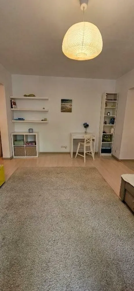 Apartament langa Parcul si Metroul Bazilescu, Blvd. Bucurestii Noi - Apartament de vânzare în zona Bazilescu, situat într-o locaţie liniştită, retrasă de la bulevard şi înconjurată de multă verdeaţă. Imobilul se află în imediata apropiere a Parcului Bazilescu, staţiei de metrou Bazilescu, şcoli, grădiniţe şi Biserica Bazilescu.

Poziţionarea este excelentă asigurand accesul rapid la Mall Băneasa şi Parcul Herăstrău (in doar 10- 15 minute), la Piaţa Victoriei si aeroport Otopeni. Metroul pe Magistrala 4 este in lucru pentru a asigura legatura cu aeroportul Otopeni.

Blocul este reabilitat termic şi nu are risc seismic (an constructie 1967, dar evaluat ca fara risc) . Proprietarul a montat separat tâmplărie termopan în timpul lucrărilor de izolare.

Apartamentul este luminos, a fost complet renovat şi beneficiază de următoarele îmbunătăţiri:

- instalaţie electrică nouă,
- cabluri de internet trase prin pereţi,
- apometre cu citire radio,
- parcare la liber, cu posibilitate de achiziţie loc de parcare,
- balcon generos si inchis, cu vedere spre zona verde din fata blocului

Se vinde complet mobilat şi utilat, inclusiv:
- bucătărie IKEA,
- dressing făcut pe comandă,
- mobilier dormitor MALM IKEA,
- canapea şi mobilier living,
- dressing IKEA în hol,
- frigider LG,
- maşină de spălat rufe LG,
- maşină de spălat vase BOSCH,
- aer condiţionat LG.

Aceasta proprietate reprezinta o oportunitate excelenta, locatia este foarte linistita si putin aglomerata (in spatele blocurilor este o zona de case, scoli si gradinite), asigurand accesul rapid spre zone importante din Bucuresti dar si din afara lui.