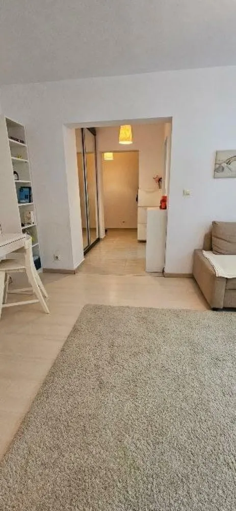 Apartament langa Parcul si Metroul Bazilescu, Blvd. Bucurestii Noi - Apartament de vânzare în zona Bazilescu, situat într-o locaţie liniştită, retrasă de la bulevard şi înconjurată de multă verdeaţă. Imobilul se află în imediata apropiere a Parcului Bazilescu, staţiei de metrou Bazilescu, şcoli, grădiniţe şi Biserica Bazilescu.

Poziţionarea este excelentă asigurand accesul rapid la Mall Băneasa şi Parcul Herăstrău (in doar 10- 15 minute), la Piaţa Victoriei si aeroport Otopeni. Metroul pe Magistrala 4 este in lucru pentru a asigura legatura cu aeroportul Otopeni.

Blocul este reabilitat termic şi nu are risc seismic (an constructie 1967, dar evaluat ca fara risc) . Proprietarul a montat separat tâmplărie termopan în timpul lucrărilor de izolare.

Apartamentul este luminos, a fost complet renovat şi beneficiază de următoarele îmbunătăţiri:

- instalaţie electrică nouă,
- cabluri de internet trase prin pereţi,
- apometre cu citire radio,
- parcare la liber, cu posibilitate de achiziţie loc de parcare,
- balcon generos si inchis, cu vedere spre zona verde din fata blocului

Se vinde complet mobilat şi utilat, inclusiv:
- bucătărie IKEA,
- dressing făcut pe comandă,
- mobilier dormitor MALM IKEA,
- canapea şi mobilier living,
- dressing IKEA în hol,
- frigider LG,
- maşină de spălat rufe LG,
- maşină de spălat vase BOSCH,
- aer condiţionat LG.

Aceasta proprietate reprezinta o oportunitate excelenta, locatia este foarte linistita si putin aglomerata (in spatele blocurilor este o zona de case, scoli si gradinite), asigurand accesul rapid spre zone importante din Bucuresti dar si din afara lui.