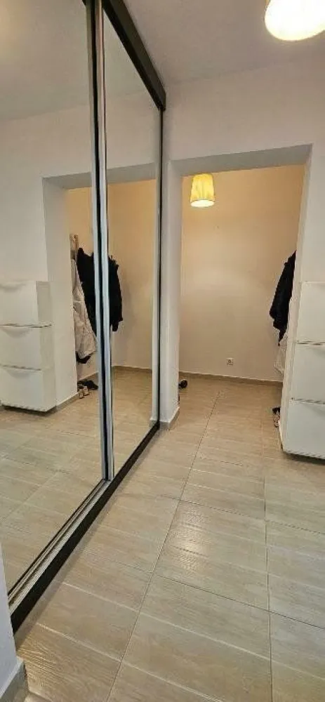 Apartament langa Parcul si Metroul Bazilescu, Blvd. Bucurestii Noi - Apartament de vânzare în zona Bazilescu, situat într-o locaţie liniştită, retrasă de la bulevard şi înconjurată de multă verdeaţă. Imobilul se află în imediata apropiere a Parcului Bazilescu, staţiei de metrou Bazilescu, şcoli, grădiniţe şi Biserica Bazilescu.

Poziţionarea este excelentă asigurand accesul rapid la Mall Băneasa şi Parcul Herăstrău (in doar 10- 15 minute), la Piaţa Victoriei si aeroport Otopeni. Metroul pe Magistrala 4 este in lucru pentru a asigura legatura cu aeroportul Otopeni.

Blocul este reabilitat termic şi nu are risc seismic (an constructie 1967, dar evaluat ca fara risc) . Proprietarul a montat separat tâmplărie termopan în timpul lucrărilor de izolare.

Apartamentul este luminos, a fost complet renovat şi beneficiază de următoarele îmbunătăţiri:

- instalaţie electrică nouă,
- cabluri de internet trase prin pereţi,
- apometre cu citire radio,
- parcare la liber, cu posibilitate de achiziţie loc de parcare,
- balcon generos si inchis, cu vedere spre zona verde din fata blocului

Se vinde complet mobilat şi utilat, inclusiv:
- bucătărie IKEA,
- dressing făcut pe comandă,
- mobilier dormitor MALM IKEA,
- canapea şi mobilier living,
- dressing IKEA în hol,
- frigider LG,
- maşină de spălat rufe LG,
- maşină de spălat vase BOSCH,
- aer condiţionat LG.

Aceasta proprietate reprezinta o oportunitate excelenta, locatia este foarte linistita si putin aglomerata (in spatele blocurilor este o zona de case, scoli si gradinite), asigurand accesul rapid spre zone importante din Bucuresti dar si din afara lui.