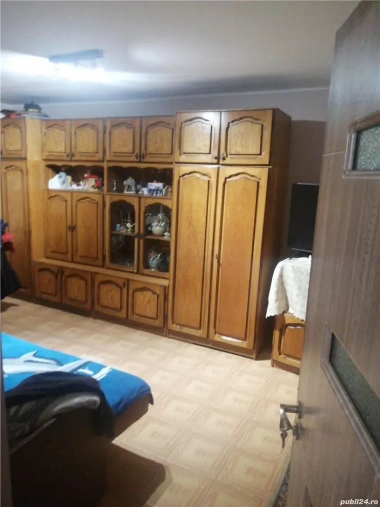 BRASADAS vinde casa din cărămidă cu 2 cam. zona Baritiu. - Agenția imobiliara BRASADAS vinde casa din cărămidă, 120mp utili, acoperișul schimbat recent,uși noi, an construcție 2002.3 camere, 2 băi, beci, balcon. Parter gresiat, etajul cu parchet laminat.Fără teren, acces prin servitute de trecere prin act notarial. Centrală pe gaz,izolată 10 cm,termopane. Zona lac Cubic - Baritiu.
www.brasadas.com