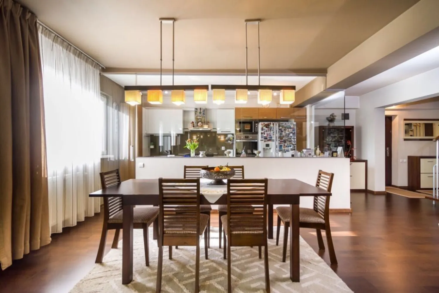 Vanzare duplex Aparatorii patriei - Apartament de vanzare metrou Aparatorii Patriei.Ap are 200mp locuibili plus 100mp spatiu de depozitare,pe doua nivele,are doua locuri de parcare proprietate plus curte comuna de 1000mp.Blocul are doua nivele si 11 apartamente.