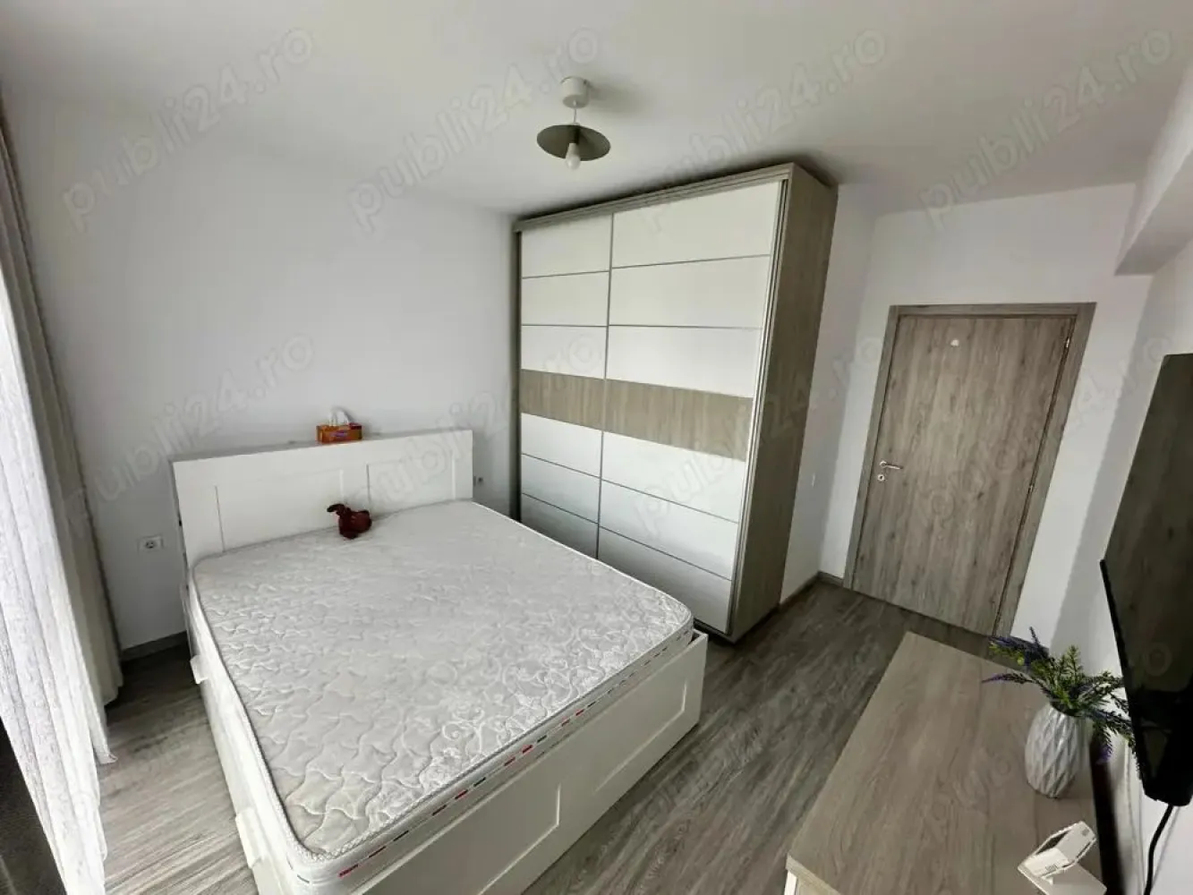 Apartament 2 camere decomandat in Giulesti Complex Aqua City - Apartament 2 camere decomandat in Giulesti Sector 6, Complex Aqua City

Vand apartament 2 Camere, din 2022 in complexul Aqua City situat in Giulesti, Sector 6.- Direct Proprietar.

Apartamentul este situat la etajul 4 11 cu o suprafata utila de 52,51mp si logie- 3,43mp, avand o suprafata totala de 55,94mp.

Apartamentul se vinde mobilat, ca in poze, mai putin Canapeaua 

Apartamentul dispune de Centrala pe gaz, Aer Conditionat

Acces facil la mijloace de transport, langa complex se afla statia de tramvai ( 11 si 44 ) si statia de autobuz ( 162, 163).

Pentru mai multe detalii si vizionari: