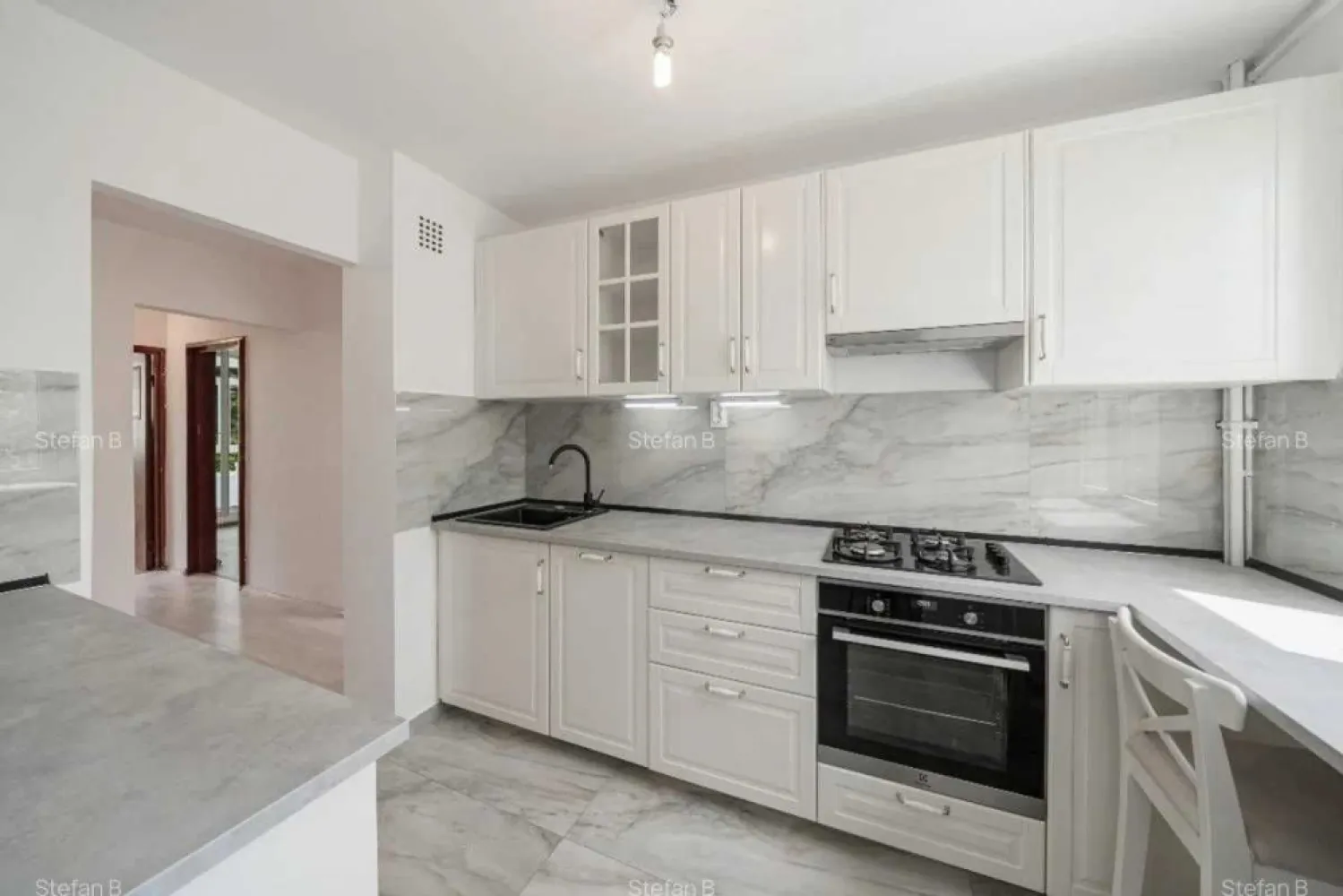 Apartament 3 camere decomandat + boxa - Drumul Taberei - Deschide ușa către un cămin care te va cuceri de la prima vedere! Te invităm să descoperi un apartament cu 3 camere, decomandat, amplasat la etajul 3 din 4 al unui bloc îngrijit, într-o zonă verde și liniștită, unde te poți bucura de intimitate și confort în fiecare zi, pe strada Valea Argesului nr. 20.

Cu o suprafață utilă de 67 mp și un balcon tip logie închis cu termopan, acest apartament îți oferă exact spațiul de care ai nevoie pentru a-ți construi o viață echilibrată. În plus, ai la dispoziție și o boxă individuală la subsol – un bonus extrem de util pentru depozitare sau organizare, inclusă în prețul de vânzare.

Interiorul vine cu multiple îmbunătățiri gata să-ți facă viața mai ușoară și mai plăcută: ușă metalică de acces, ferestre termopan cu geamuri antireflex si plase tantari, parchet in culori calde și primitoare, gresie și faianță moderne, două aparate de aer condiționat (în hol și în living cu tehnologie WiFi), izolație termică interioară și baie complet amenajată. Bucătăria este complet mobilată și utilată cu mobilier IKEA și electrocasnice de top marca Electrolux: plită pe gaz, cuptor electric, hotă performantă, mașină de spălat vase și o chiuvetă elegantă din granit. Iar dacă îți dorești autonomie completă, există deja contor individual de gaze, autorizat și gata pentru instalarea unei centrale proprii.

Locuința este luminoasă, însorită pe ambele părți, cu vedere atât în față cât și în spate, într-o zonă înconjurată de pomi și verdeață. Te afli aproape de tot ce ai nevoie: Lidl, Kaufland, Mega Image, Profi, piața Valea Ialomiței, grădinițe, școli și stații de transport în comun (STB și metrou Valea Ialomiței sau Constantin Brâncuși). Iar pentru momentele de relaxare, restaurante si terase, sali de sport, parcul Moghioroș la doar 15 minute de mers pe jos.

Blocul are terasa refăcută integral și este deja înscris pe lista Primăriei pentru reabilitare termică – încă un plus pentru eficiența energetică și confortul tău.

Fie că ești în căutarea unui cămin cald pentru familia ta sau a unei investiții sigure, acest apartament le are pe toate: spațiu, poziție excelentă, îmbunătățiri inteligente și o atmosferă care te face imediat să te simți acasă.

Te așteptăm la vizionare să-l descoperi pe viu – s-ar putea să fie exact ce căutai!
Acceptam si agentii la vizionare, dar avem rugamintea ca anuntul sa nu fie preluat sau promovat de catre acestia.
Puteti solicita pe whatsapp sau mail video si tur virtual al apartamentului.