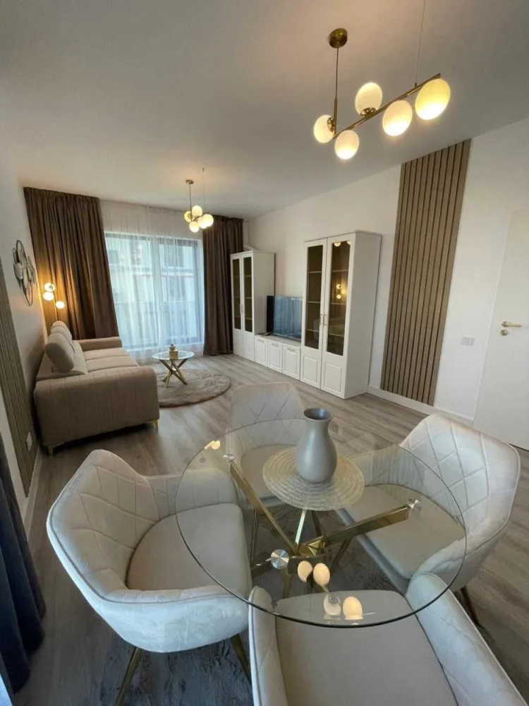 Proprietar ap 3 camere mobilat utilat Plaza Residence faza 5 Lujerului - Direct proprietar, vand apartament cu 3 camere nou, decomandat, 79mp utili, situat in complexul rezidential Exigent Plaza Residence, faza 5, blocul 3, parter. 
Locatia este excelenta, la numai 5 minute de mers pe jos de Mall Plaza Romania, 7 minute de Mall Afi Cotroceni, 7 minute de metroul Drumul Taberei si 12 minute de metroul Lujerului.

Apartamentul se vinde mobilat si utilat complet, cu finisaje, mobilier si electrocasnice de calitate superioara. Totul este nou si nu a mai fost locuit. Apartamentul beneficiaza de dotari premium: pat dublu matrimonial, dressinguri spatioase, canapea extensibila, centrala termica in condensatie, inclazire in pardoseala, combina frigorifica built in Gorenje, masina de spalat cu uscator Gorenje, masina de spalat vase Gorenje, cuptor electric Gorenje, plita inductie vitroceramica Whirlpool, hota Beko, chiuveta granit compozit Pyramis, televizor UHD Smart 4K, 139 cm Vortex.

Langa complex este amenajat un parc nou iar in spatele complexului a fost finalizat parcul Liniei, ce uneste zona Lujerului de Afi Cotroceni. 

Apartamentul este in lucru si va fi finalizat pana la data de 15.06.2025. Pozele sunt din alt apartament similar. Cel de-al doilea dormitor dispune de 2 dulapuri spatioase, restul mobilierului urmand a fi montat in functie de alegerea cumparatoruluui.

Pret: 199.000 Eur + 19% TVA