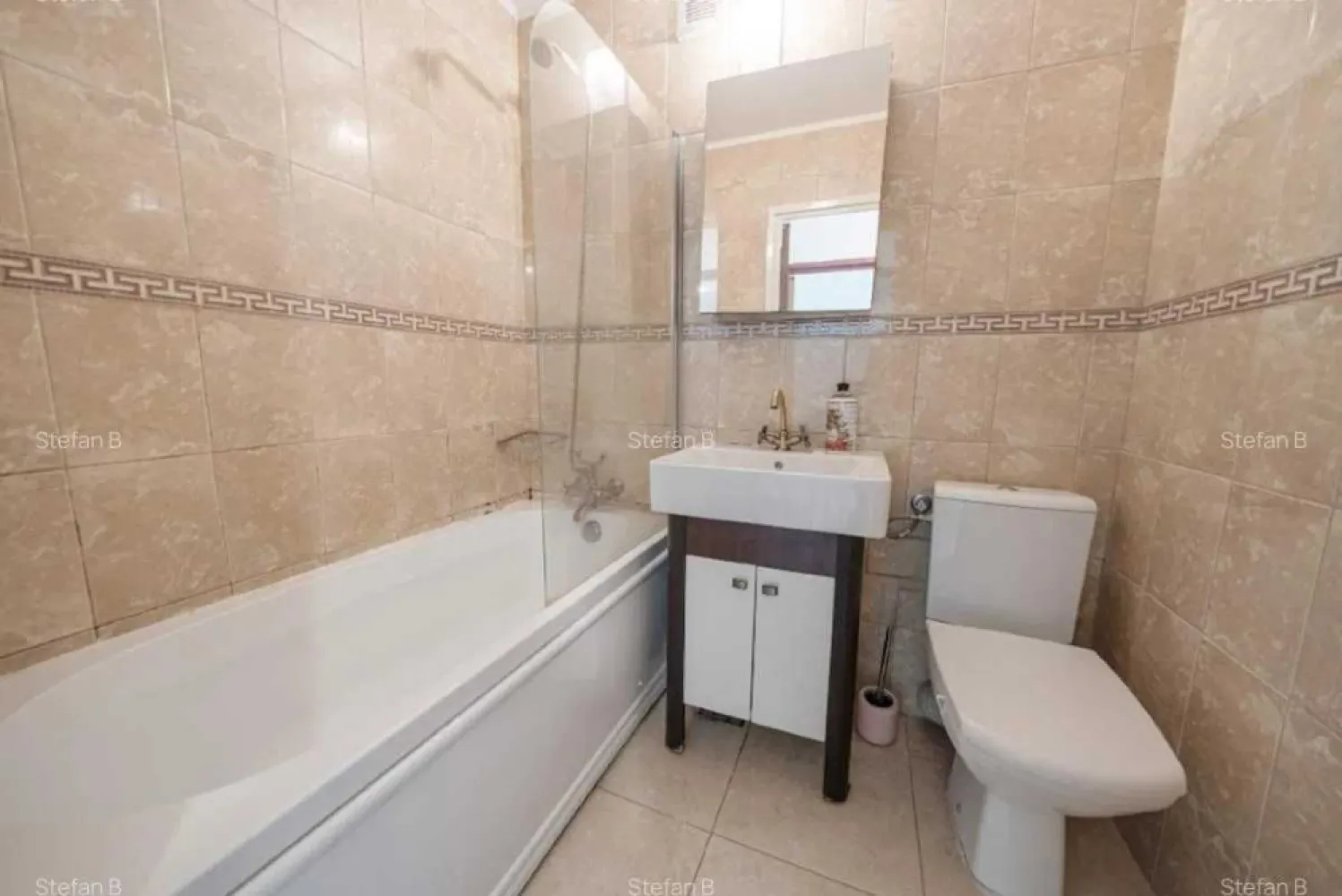 Apartament 3 camere decomandat + boxa - Drumul Taberei - Deschide ușa către un cămin care te va cuceri de la prima vedere! Te invităm să descoperi un apartament cu 3 camere, decomandat, amplasat la etajul 3 din 4 al unui bloc îngrijit, într-o zonă verde și liniștită, unde te poți bucura de intimitate și confort în fiecare zi, pe strada Valea Argesului nr. 20.

Cu o suprafață utilă de 67 mp și un balcon tip logie închis cu termopan, acest apartament îți oferă exact spațiul de care ai nevoie pentru a-ți construi o viață echilibrată. În plus, ai la dispoziție și o boxă individuală la subsol – un bonus extrem de util pentru depozitare sau organizare, inclusă în prețul de vânzare.

Interiorul vine cu multiple îmbunătățiri gata să-ți facă viața mai ușoară și mai plăcută: ușă metalică de acces, ferestre termopan cu geamuri antireflex si plase tantari, parchet in culori calde și primitoare, gresie și faianță moderne, două aparate de aer condiționat (în hol și în living cu tehnologie WiFi), izolație termică interioară și baie complet amenajată. Bucătăria este complet mobilată și utilată cu mobilier IKEA și electrocasnice de top marca Electrolux: plită pe gaz, cuptor electric, hotă performantă, mașină de spălat vase și o chiuvetă elegantă din granit. Iar dacă îți dorești autonomie completă, există deja contor individual de gaze, autorizat și gata pentru instalarea unei centrale proprii.

Locuința este luminoasă, însorită pe ambele părți, cu vedere atât în față cât și în spate, într-o zonă înconjurată de pomi și verdeață. Te afli aproape de tot ce ai nevoie: Lidl, Kaufland, Mega Image, Profi, piața Valea Ialomiței, grădinițe, școli și stații de transport în comun (STB și metrou Valea Ialomiței sau Constantin Brâncuși). Iar pentru momentele de relaxare, restaurante si terase, sali de sport, parcul Moghioroș la doar 15 minute de mers pe jos.

Blocul are terasa refăcută integral și este deja înscris pe lista Primăriei pentru reabilitare termică – încă un plus pentru eficiența energetică și confortul tău.

Fie că ești în căutarea unui cămin cald pentru familia ta sau a unei investiții sigure, acest apartament le are pe toate: spațiu, poziție excelentă, îmbunătățiri inteligente și o atmosferă care te face imediat să te simți acasă.

Te așteptăm la vizionare să-l descoperi pe viu – s-ar putea să fie exact ce căutai!
Acceptam si agentii la vizionare, dar avem rugamintea ca anuntul sa nu fie preluat sau promovat de catre acestia.
Puteti solicita pe whatsapp sau mail video si tur virtual al apartamentului.