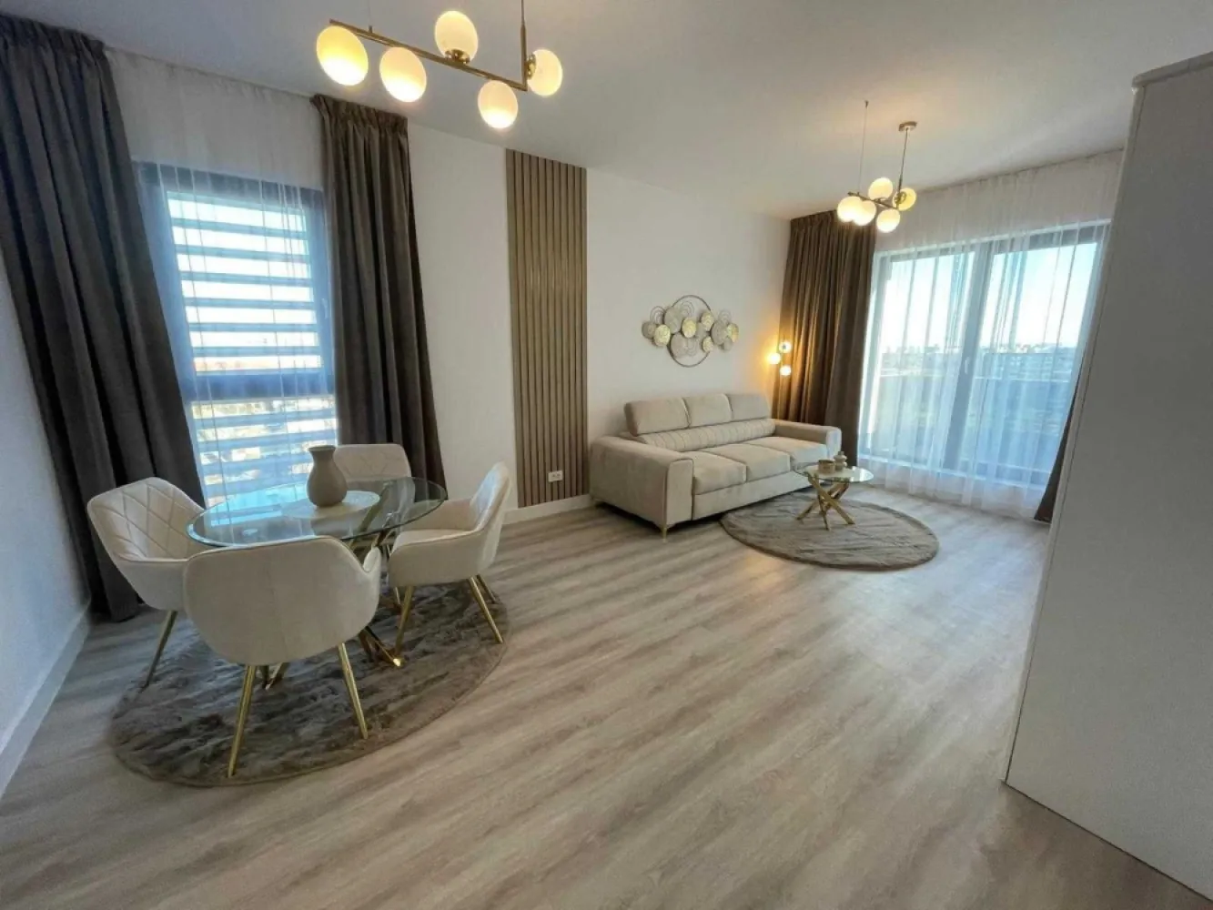 Proprietar ap 3 camere mobilat utilat Plaza Residence faza 5 Lujerului - Direct proprietar, vand apartament cu 3 camere nou, decomandat, 79mp utili, situat in complexul rezidential Exigent Plaza Residence, faza 5, blocul 3, parter. 
Locatia este excelenta, la numai 5 minute de mers pe jos de Mall Plaza Romania, 7 minute de Mall Afi Cotroceni, 7 minute de metroul Drumul Taberei si 12 minute de metroul Lujerului.

Apartamentul se vinde mobilat si utilat complet, cu finisaje, mobilier si electrocasnice de calitate superioara. Totul este nou si nu a mai fost locuit. Apartamentul beneficiaza de dotari premium: pat dublu matrimonial, dressinguri spatioase, canapea extensibila, centrala termica in condensatie, inclazire in pardoseala, combina frigorifica built in Gorenje, masina de spalat cu uscator Gorenje, masina de spalat vase Gorenje, cuptor electric Gorenje, plita inductie vitroceramica Whirlpool, hota Beko, chiuveta granit compozit Pyramis, televizor UHD Smart 4K, 139 cm Vortex.

Langa complex este amenajat un parc nou iar in spatele complexului a fost finalizat parcul Liniei, ce uneste zona Lujerului de Afi Cotroceni. 

Apartamentul este in lucru si va fi finalizat pana la data de 15.06.2025. Pozele sunt din alt apartament similar. Cel de-al doilea dormitor dispune de 2 dulapuri spatioase, restul mobilierului urmand a fi montat in functie de alegerea cumparatoruluui.

Pret: 199.000 Eur + 19% TVA