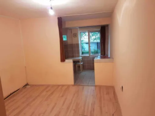 BRASADAS vinde Garsoniera pe Ostrovului la PARTER.