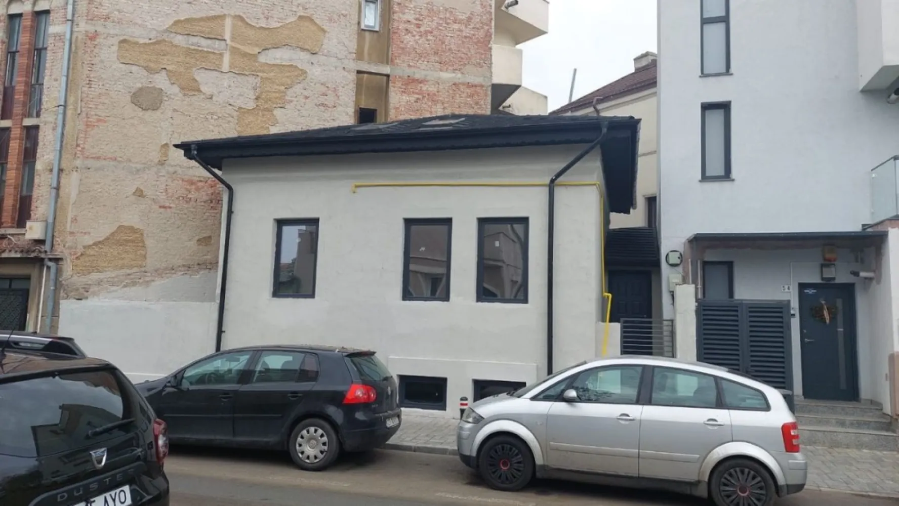 Foisorul de Foc Bucuresti, St. Pop de Basesti, 90mp - Casa complet renovata, 90mp, Zona superba, central, constructie 1939.
Casa a fost renovata si consolidata interior exterior anul trecut.
Este pe trei niveluri de aprox. 30mp fiecare(demisol, parter si mansarda) si este singura pe proprietate(50mp)
Are trei camere si doua bai.
Are apa , gaz, curent si canalizare.
Tamplarie Salamander cu tripan, acoperis tigla cu roca vulcanica , toate instalatiile sunt noi, calorifere obiecte snitate noi, parchet.
Dispune si de doua mici curti.
Toate actele sunt in regule , fara probleme in istoric.