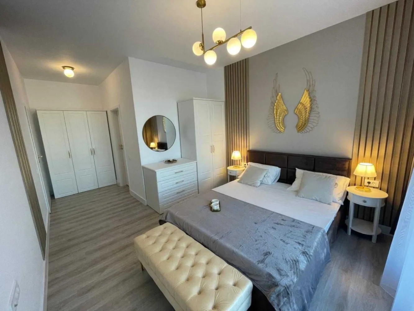 Proprietar ap 3 camere mobilat utilat Plaza Residence faza 5 Lujerului - Direct proprietar, vand apartament cu 3 camere nou, decomandat, 79mp utili, situat in complexul rezidential Exigent Plaza Residence, faza 5, blocul 3, parter. 
Locatia este excelenta, la numai 5 minute de mers pe jos de Mall Plaza Romania, 7 minute de Mall Afi Cotroceni, 7 minute de metroul Drumul Taberei si 12 minute de metroul Lujerului.

Apartamentul se vinde mobilat si utilat complet, cu finisaje, mobilier si electrocasnice de calitate superioara. Totul este nou si nu a mai fost locuit. Apartamentul beneficiaza de dotari premium: pat dublu matrimonial, dressinguri spatioase, canapea extensibila, centrala termica in condensatie, inclazire in pardoseala, combina frigorifica built in Gorenje, masina de spalat cu uscator Gorenje, masina de spalat vase Gorenje, cuptor electric Gorenje, plita inductie vitroceramica Whirlpool, hota Beko, chiuveta granit compozit Pyramis, televizor UHD Smart 4K, 139 cm Vortex.

Langa complex este amenajat un parc nou iar in spatele complexului a fost finalizat parcul Liniei, ce uneste zona Lujerului de Afi Cotroceni. 

Apartamentul este in lucru si va fi finalizat pana la data de 15.06.2025. Pozele sunt din alt apartament similar. Cel de-al doilea dormitor dispune de 2 dulapuri spatioase, restul mobilierului urmand a fi montat in functie de alegerea cumparatoruluui.

Pret: 199.000 Eur + 19% TVA