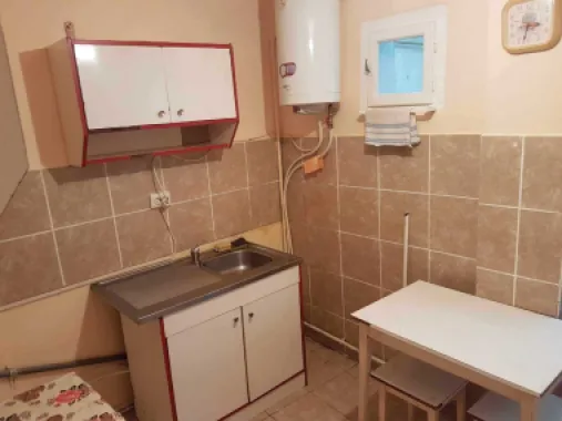 BRASADAS vinde Garsoniera pe Ostrovului la PARTER.