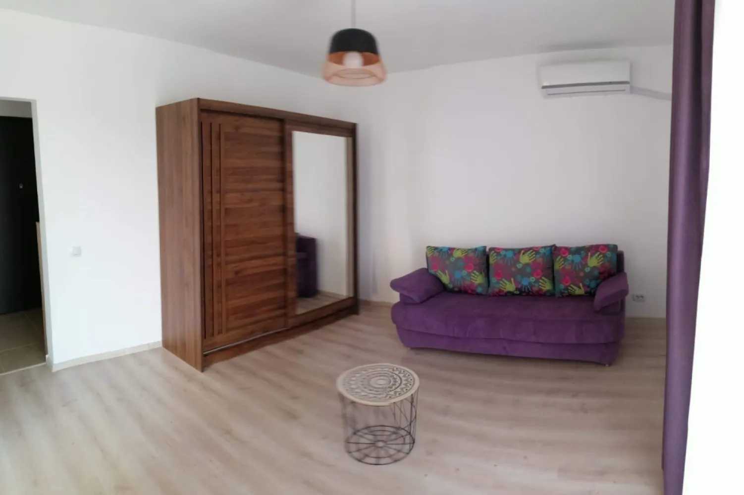 Garsoniera Plaza Exigent - Lujerului, Parcul Liniei - Proprietar, ofer spre vanzare garsoniera, (35 mp utili), la etajul 9/11, vedere libera, bloc nou construit în 2020 situat in Complexul Rezidential Plaza Exigent Faza 1 (str. Cutieru Alexandru Sergent, Nr. 25A).
Garsoniera este mobilata si utilata conform fotografii (centrala proprie Viessman, Aer Conditionat, plita, hota, cuptor, frigider, masina de spalat rufe, TV, canapea extensibila, balcon), dispune de ferestre mari si luminoase.

Mijloace de transport in comun:
Metrou Lujerului-10 min
Tramvai 41, 8, 25, 35 - 5 min

Vecinatati:
Mall Plaza Romania -1 min
Cladirea de birouri Anchor Plaza - 1 min 
Mega Image - 1 min
Cora Lujerului - 3 min
Mall Afi Cotroceni - 10 minute 
Parcul Liniei - lângă bloc
Acces facil la hub-urile de birouri de la Afi Cotroceni, Iuliu Maniu (Apaca) si Grozavesti, centre universitare (Universitatea Politehnica)

Pentru mai multe detalii, ma puteți contacta telefonic.