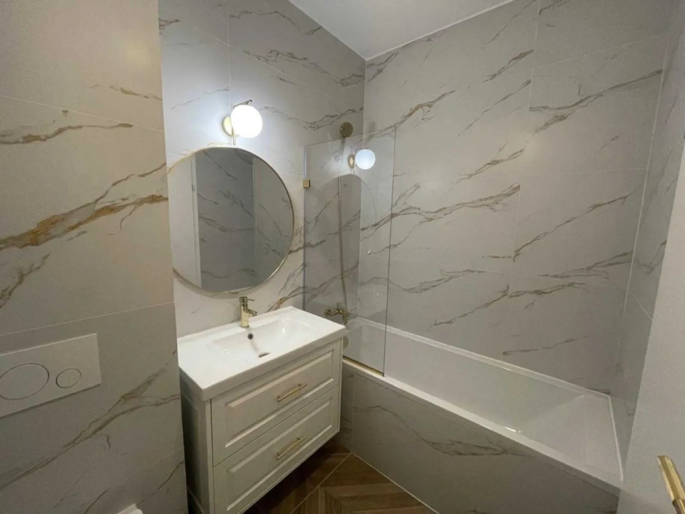 Proprietar ap 3 camere mobilat utilat Plaza Residence faza 5 Lujerului - Direct proprietar, vand apartament cu 3 camere nou, decomandat, 79mp utili, situat in complexul rezidential Exigent Plaza Residence, faza 5, blocul 3, parter. 
Locatia este excelenta, la numai 5 minute de mers pe jos de Mall Plaza Romania, 7 minute de Mall Afi Cotroceni, 7 minute de metroul Drumul Taberei si 12 minute de metroul Lujerului.

Apartamentul se vinde mobilat si utilat complet, cu finisaje, mobilier si electrocasnice de calitate superioara. Totul este nou si nu a mai fost locuit. Apartamentul beneficiaza de dotari premium: pat dublu matrimonial, dressinguri spatioase, canapea extensibila, centrala termica in condensatie, inclazire in pardoseala, combina frigorifica built in Gorenje, masina de spalat cu uscator Gorenje, masina de spalat vase Gorenje, cuptor electric Gorenje, plita inductie vitroceramica Whirlpool, hota Beko, chiuveta granit compozit Pyramis, televizor UHD Smart 4K, 139 cm Vortex.

Langa complex este amenajat un parc nou iar in spatele complexului a fost finalizat parcul Liniei, ce uneste zona Lujerului de Afi Cotroceni. 

Apartamentul este in lucru si va fi finalizat pana la data de 15.06.2025. Pozele sunt din alt apartament similar. Cel de-al doilea dormitor dispune de 2 dulapuri spatioase, restul mobilierului urmand a fi montat in functie de alegerea cumparatoruluui.

Pret: 199.000 Eur + 19% TVA