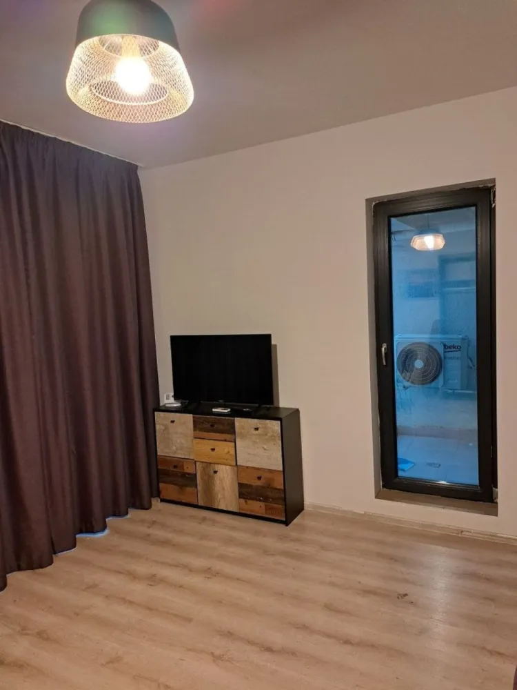 Garsoniera Plaza Exigent - Lujerului, Parcul Liniei - Proprietar, ofer spre vanzare garsoniera, (35 mp utili), la etajul 9/11, vedere libera, bloc nou construit în 2020 situat in Complexul Rezidential Plaza Exigent Faza 1 (str. Cutieru Alexandru Sergent, Nr. 25A).
Garsoniera este mobilata si utilata conform fotografii (centrala proprie Viessman, Aer Conditionat, plita, hota, cuptor, frigider, masina de spalat rufe, TV, canapea extensibila, balcon), dispune de ferestre mari si luminoase.

Mijloace de transport in comun:
Metrou Lujerului-10 min
Tramvai 41, 8, 25, 35 - 5 min

Vecinatati:
Mall Plaza Romania -1 min
Cladirea de birouri Anchor Plaza - 1 min 
Mega Image - 1 min
Cora Lujerului - 3 min
Mall Afi Cotroceni - 10 minute 
Parcul Liniei - lângă bloc
Acces facil la hub-urile de birouri de la Afi Cotroceni, Iuliu Maniu (Apaca) si Grozavesti, centre universitare (Universitatea Politehnica)

Pentru mai multe detalii, ma puteți contacta telefonic.