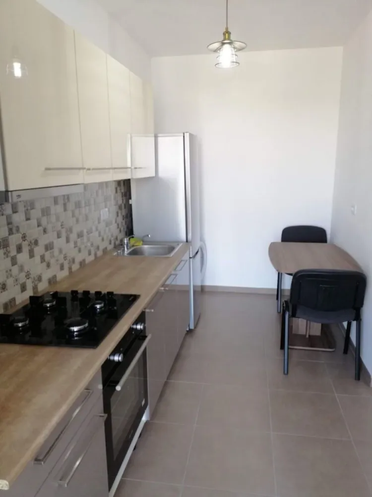 Garsoniera Plaza Exigent - Lujerului, Parcul Liniei - Proprietar, ofer spre vanzare garsoniera, (35 mp utili), la etajul 9/11, vedere libera, bloc nou construit în 2020 situat in Complexul Rezidential Plaza Exigent Faza 1 (str. Cutieru Alexandru Sergent, Nr. 25A).
Garsoniera este mobilata si utilata conform fotografii (centrala proprie Viessman, Aer Conditionat, plita, hota, cuptor, frigider, masina de spalat rufe, TV, canapea extensibila, balcon), dispune de ferestre mari si luminoase.

Mijloace de transport in comun:
Metrou Lujerului-10 min
Tramvai 41, 8, 25, 35 - 5 min

Vecinatati:
Mall Plaza Romania -1 min
Cladirea de birouri Anchor Plaza - 1 min 
Mega Image - 1 min
Cora Lujerului - 3 min
Mall Afi Cotroceni - 10 minute 
Parcul Liniei - lângă bloc
Acces facil la hub-urile de birouri de la Afi Cotroceni, Iuliu Maniu (Apaca) si Grozavesti, centre universitare (Universitatea Politehnica)

Pentru mai multe detalii, ma puteți contacta telefonic.