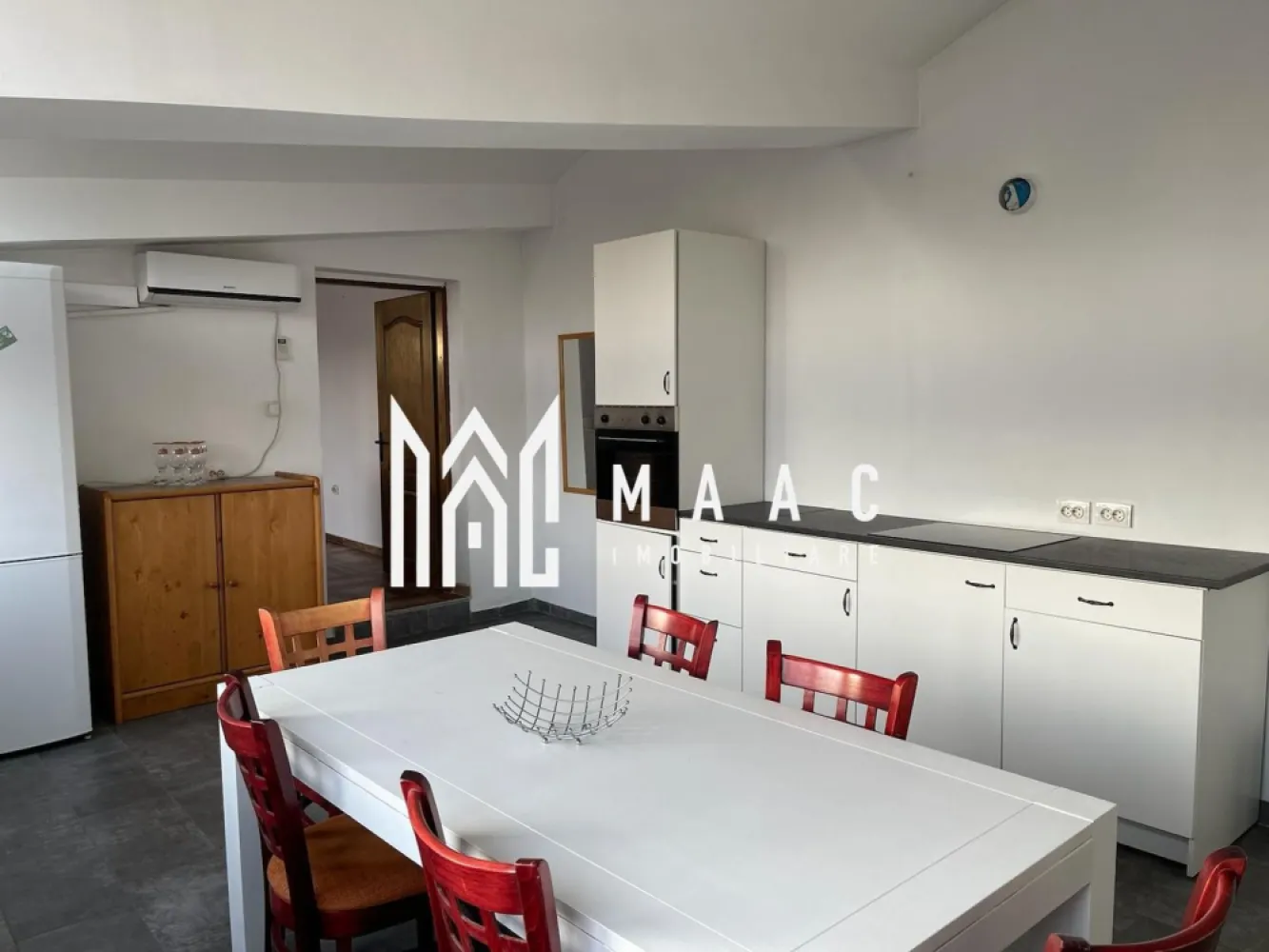 Casa individuala | P+2+M | 330 MP | Zona Centrala - MAAC Imobiliare va prezinta o casa ideală pentru investiție, în regim hotelier, închiriere pe termen lung sau locuință multifamilială. Casa este dispusă astfel: Parter, Etaj 1, Etaj 2 și Mansardă, cu aproximativ 90 mp utili pe fiecare nivel cu suprafata utila de 330 mp in zona Centrala a Sibiului.

Caracteristici:
Tip proprietate: Casă individuală
Regim de înălțime: Parter + Etaj 1 + Etaj 2 + Mansardă
Suprafață utilă: 330 mp
An construcție: 2000 (extindere realizată pe fundația unei case vechi)
Curte: Comună, situată în partea din spate a imobilului

Compartimentare pe niveluri:
Parter:
3 studiouri individuale, fiecare cu baie proprie
1 studio afectat, necesită renovare 

Etajul 1:
Alte 3 studiouri, complet funcționale
Potențial ridicat de închiriere în regim hotelier sau Airbnb

Etajul 2:
Living, dormitor, 2 băi

Mansardă:
2 camereluminoase, 1 baie
Accesul se face direct din Etajul 2, nivelurile fiind interconectate.

Puncte forte ale proprietății:
Amplasare centrala cu acces facil către toate punctele de interes
Toate utilitățile disponibile

Pentru mai multe detalii precizati telefonic ca ati vazut anuntul cu ID: CP2574850