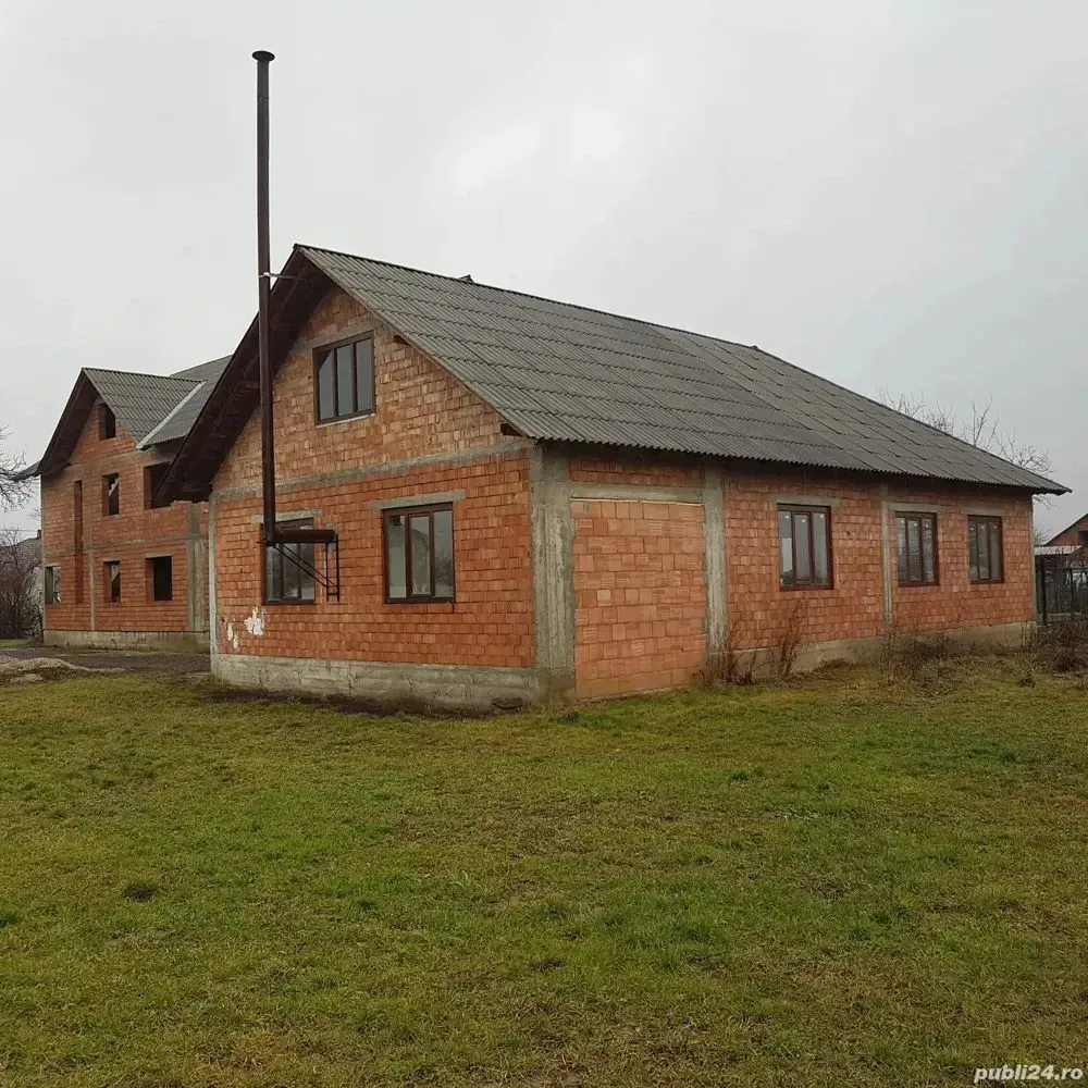 Vând casa și atelierul - Vând casa și atelierul,și teren 60 de are,și casa este în rosu are curet 3 fazic și atelierul este tencuit și curent are.