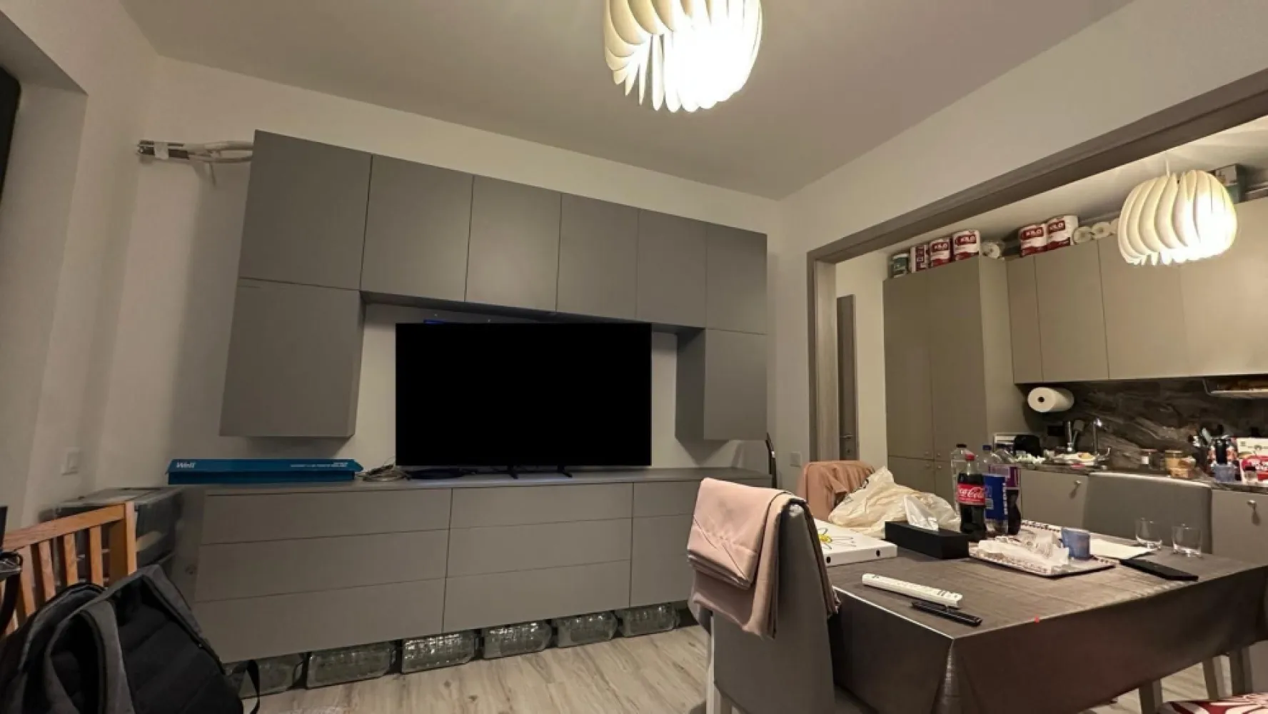 3 camere Exigent Parcul Liniei Lujerului Plaza AFI Drumul Taberei Poli - Particular ofer spre vânzare apartament cu 3 camere Complexul Exigent Plaza, faza 5, An 2024, situat la et 1/11 cu orientare pe 2 laturi, V și N și vedere liberă. Vă puteți bucura de soare si lumina atât la răsărit cat și la apus. Se vinde mobilat și utilat cu mașina de spălat rufe și vase, uscător de rufe, frigider mare, 2 unități de AC, hotă cu tiraj mare ce are diametrul de 150, traseu separat pt plita pe inducție, dus igienic la baie, parchet SPC, plase de insecte, multiple prize adăugate suplimentar față de cum a fost predat de dezvoltator, încălzire în pardoseală, gata de mutare. Metroul se afla la o distanță de circa 850 m până la stația Lujerului. Mall AFI și Plaza Mall foarte aproape, parcurile Liniei și Timișoara lipite de complex, 5 to Go la parter, Profi, Auchan, Carrefour, saloane de masaj, barbershop, epilare, etc în incinta complexului.
Se poate vinde separat de prețul apartamentului și loc de parcare dacă se dorește.
Colaborez cu agenții dar nu ofer comision.