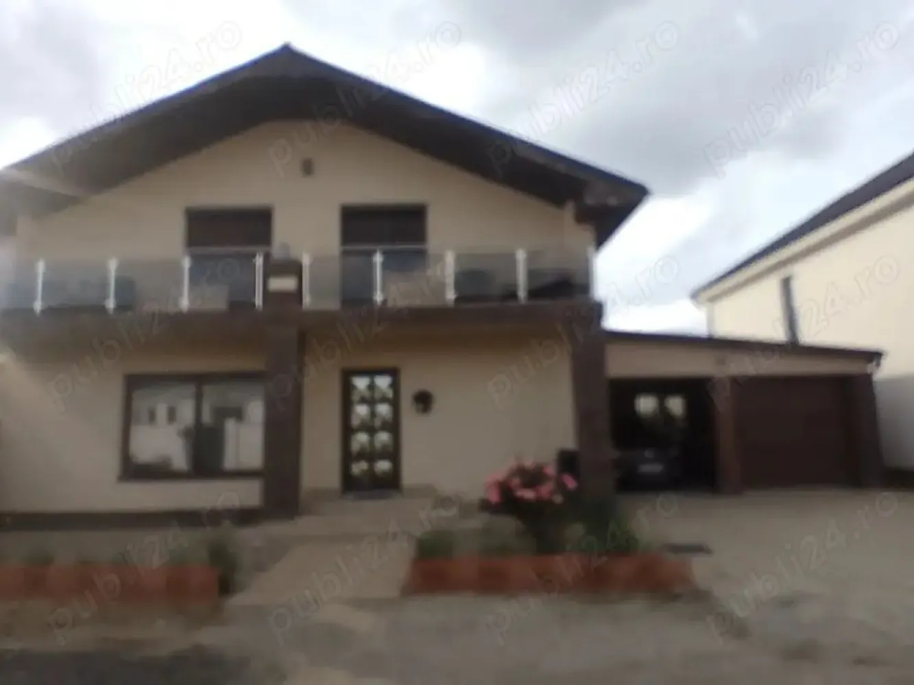 Casa de vânzare -confort, spațiu și relaxare ,Satu Mare,str Amurgului - Vă propunem spre vânzare o casă spațioasă, perfectă pentru o familie care își dorește intimitate, confort și facilități moderne, 

Detalii proprietate:

 2 dormitoare 
 2 dressinguri generoase
 2 băi la etaj
 Living primitor la parter
 Bucătărie complet utilată
 Cămară practică
 1 baie la parter
 Terasă mare de 40 mp ideală pentru relaxare în aer liber
 Garaj dublu
 Jacuzzi din fibră de sticlă
 Saună pentru momente de răsfăț și relaxare
 Curte verde loc perfect pentru grădinărit, joacă sau petrecerea timpului în natură
 Proprietatea este ideală pentru cei care vor un stil de viață modern, într-un spațiu complet funcțional.Anul construcției 2019.Teren 517 mp

 Pentru mai multe informații sau vizionare, nu ezitați să mă contactați în privat!