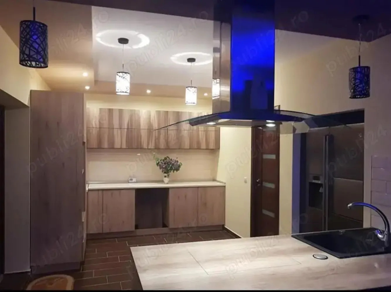 Casa de vânzare -confort, spațiu și relaxare ,Satu Mare,str Amurgului - Vă propunem spre vânzare o casă spațioasă, perfectă pentru o familie care își dorește intimitate, confort și facilități moderne, 

Detalii proprietate:

 2 dormitoare 
 2 dressinguri generoase
 2 băi la etaj
 Living primitor la parter
 Bucătărie complet utilată
 Cămară practică
 1 baie la parter
 Terasă mare de 40 mp ideală pentru relaxare în aer liber
 Garaj dublu
 Jacuzzi din fibră de sticlă
 Saună pentru momente de răsfăț și relaxare
 Curte verde loc perfect pentru grădinărit, joacă sau petrecerea timpului în natură
 Proprietatea este ideală pentru cei care vor un stil de viață modern, într-un spațiu complet funcțional.Anul construcției 2019.Teren 517 mp

 Pentru mai multe informații sau vizionare, nu ezitați să mă contactați în privat!